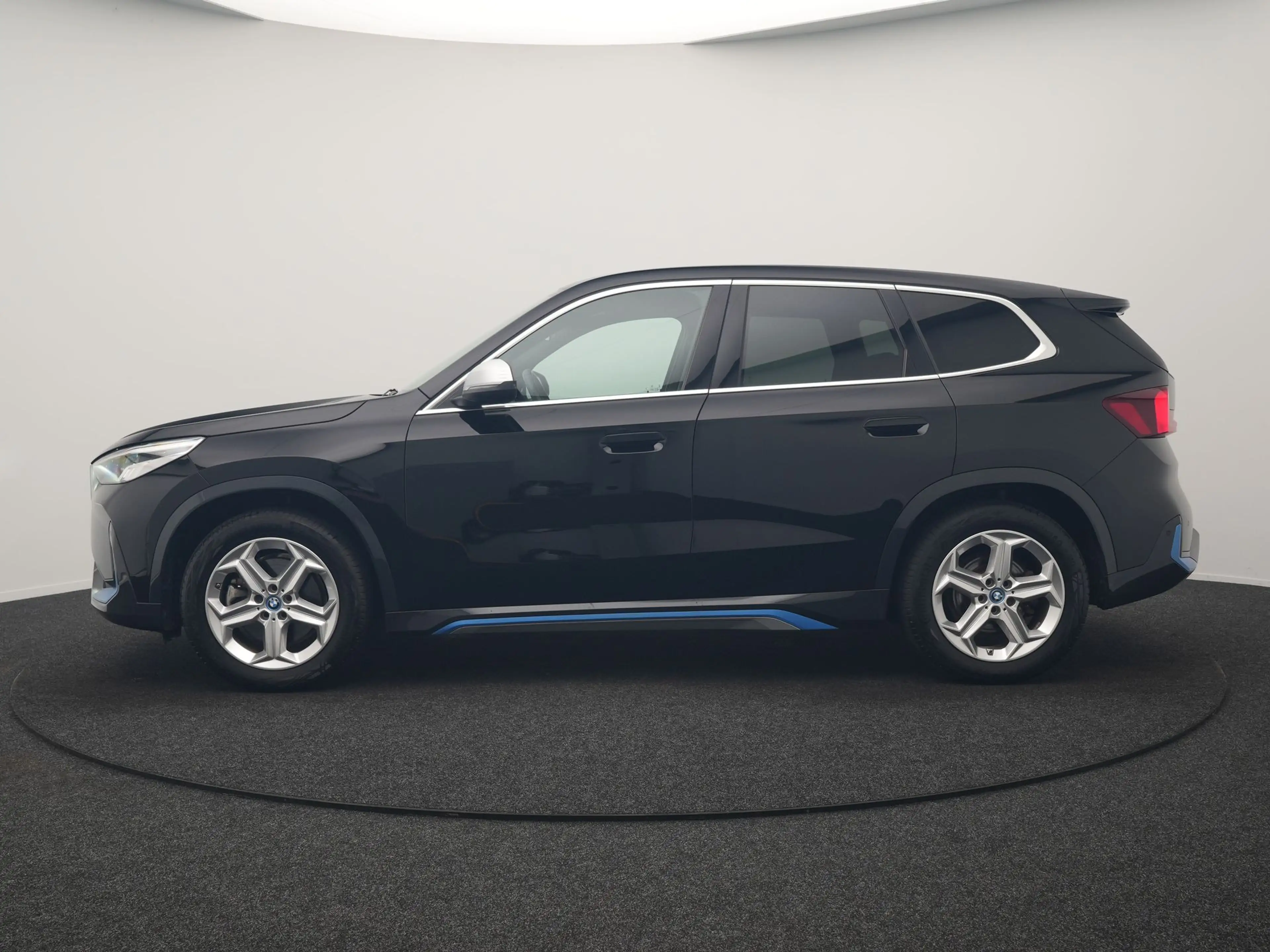BMW iX1 xDrive30 X Line 67 kWh 313pk Dealer O.H. | Trekhaa — photo 2