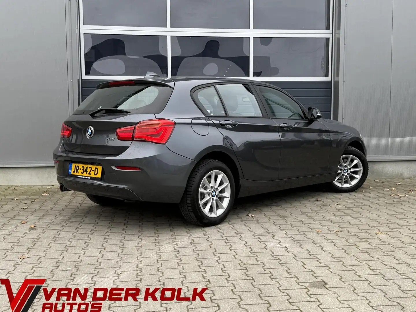 BMW 116 1-serie 116i Essential Xenon Navigatie Cruise Clim Grey - 2