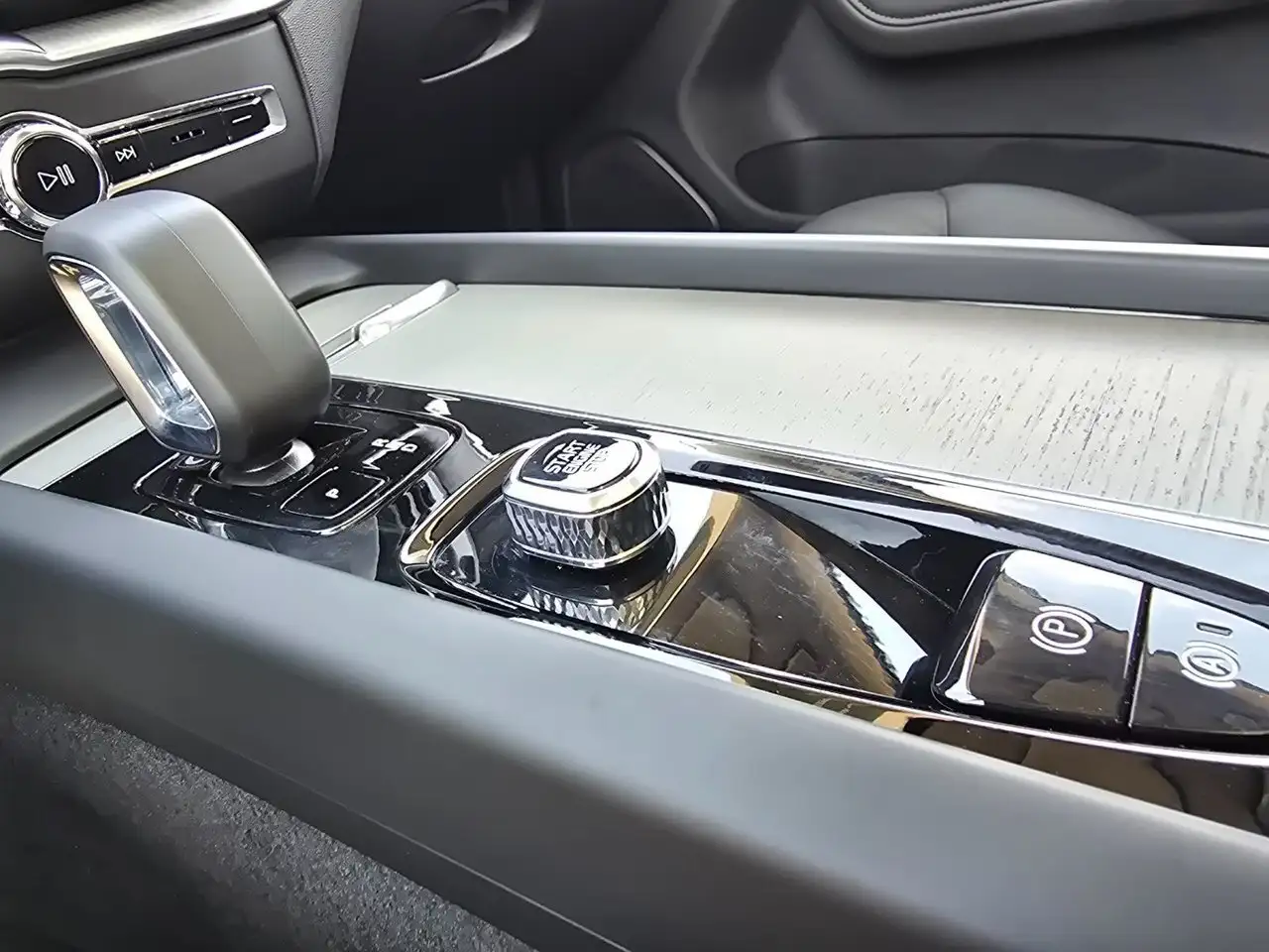 Volvo XC60 снимка Volvo XC60