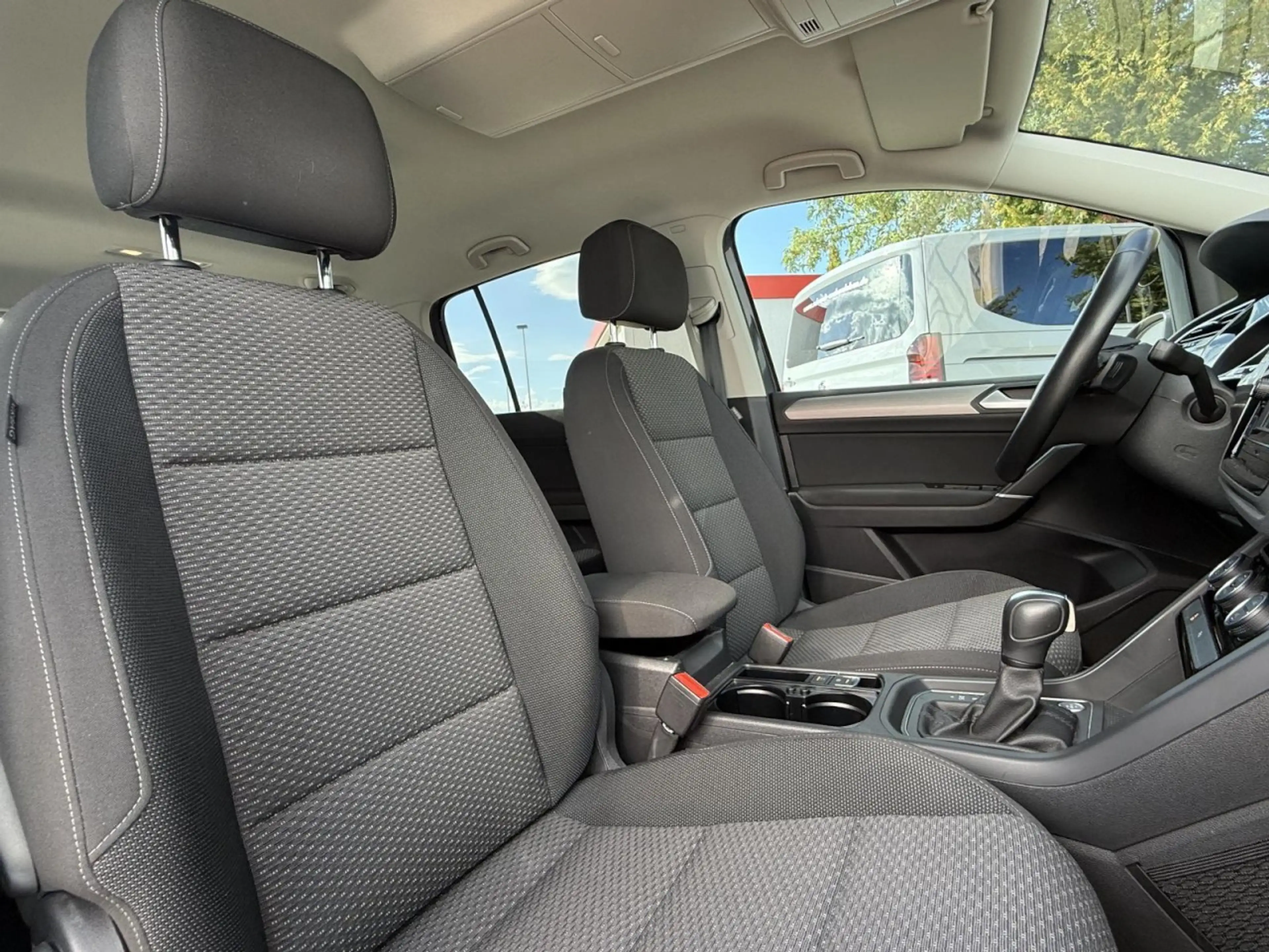 Volkswagen Touran Comfortline 1.5 TSI DSG AHK, APP, LED,ACC Klima — photo 7