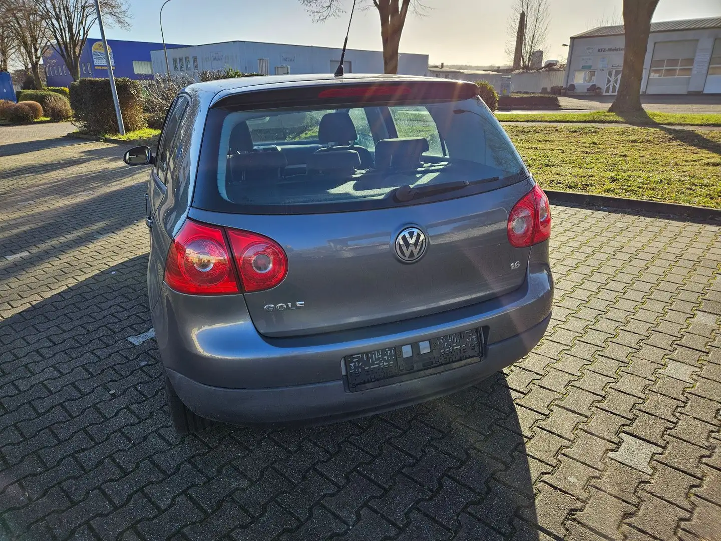 Volkswagen Golf V 1.6 Tour 4-türig TüV/HU 07/2026 1.Hand Grau - 2
