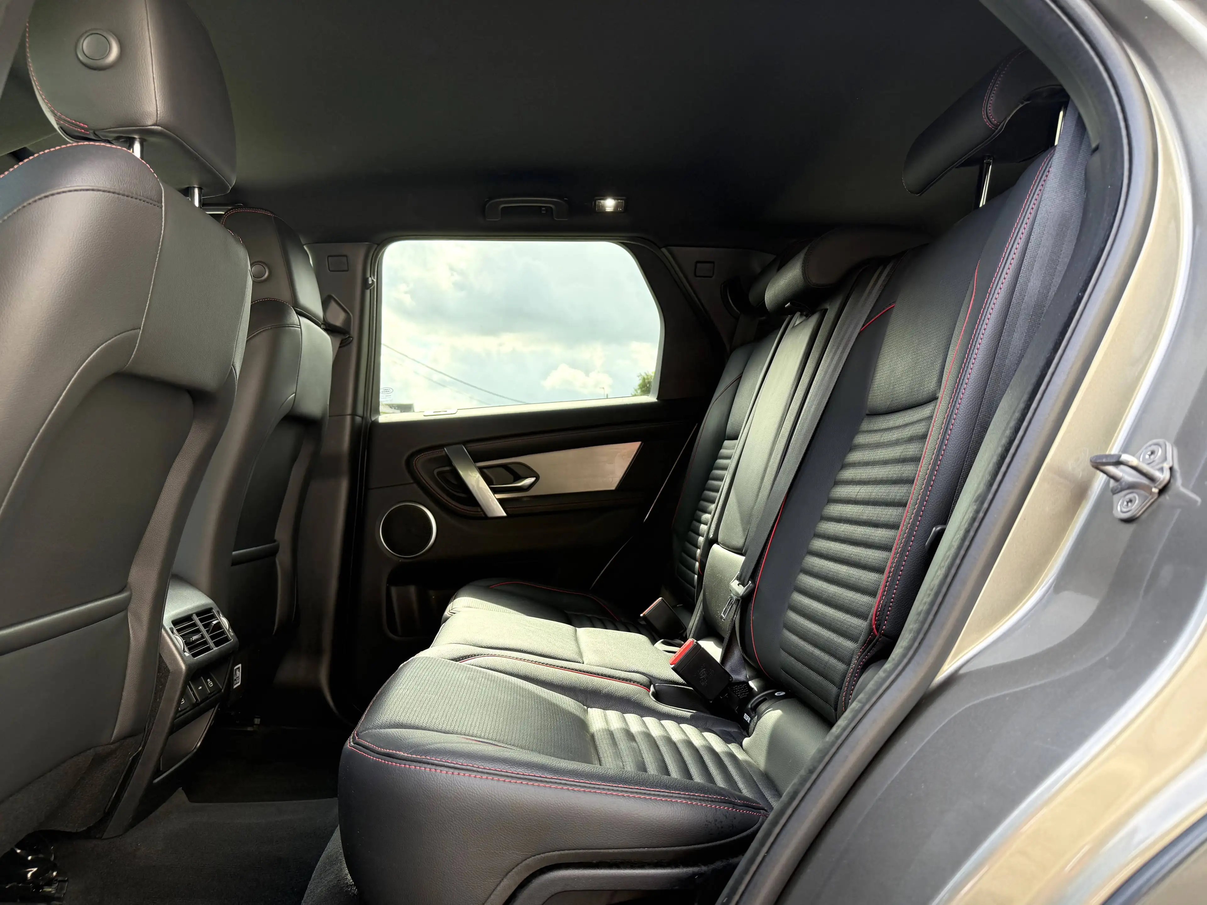 Land Rover Discovery Sport PHEV 1.5 Turbo 4WD P300e R-Dynamic — photo 6