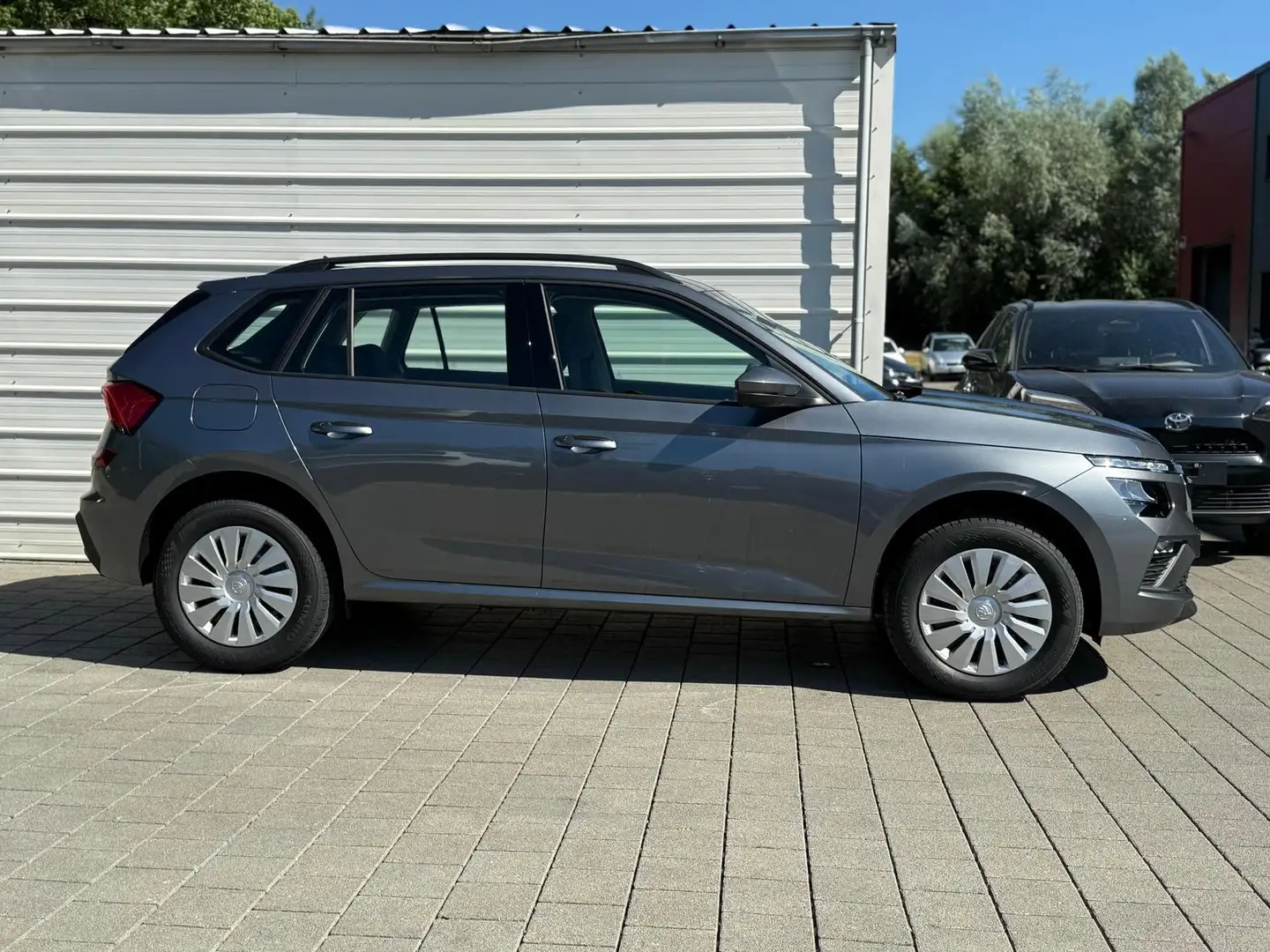 Skoda Kamiq Essence 1.0 TSI DSG *AHK*SHZ*LED 85 kW (116 PS)... Grau - 2