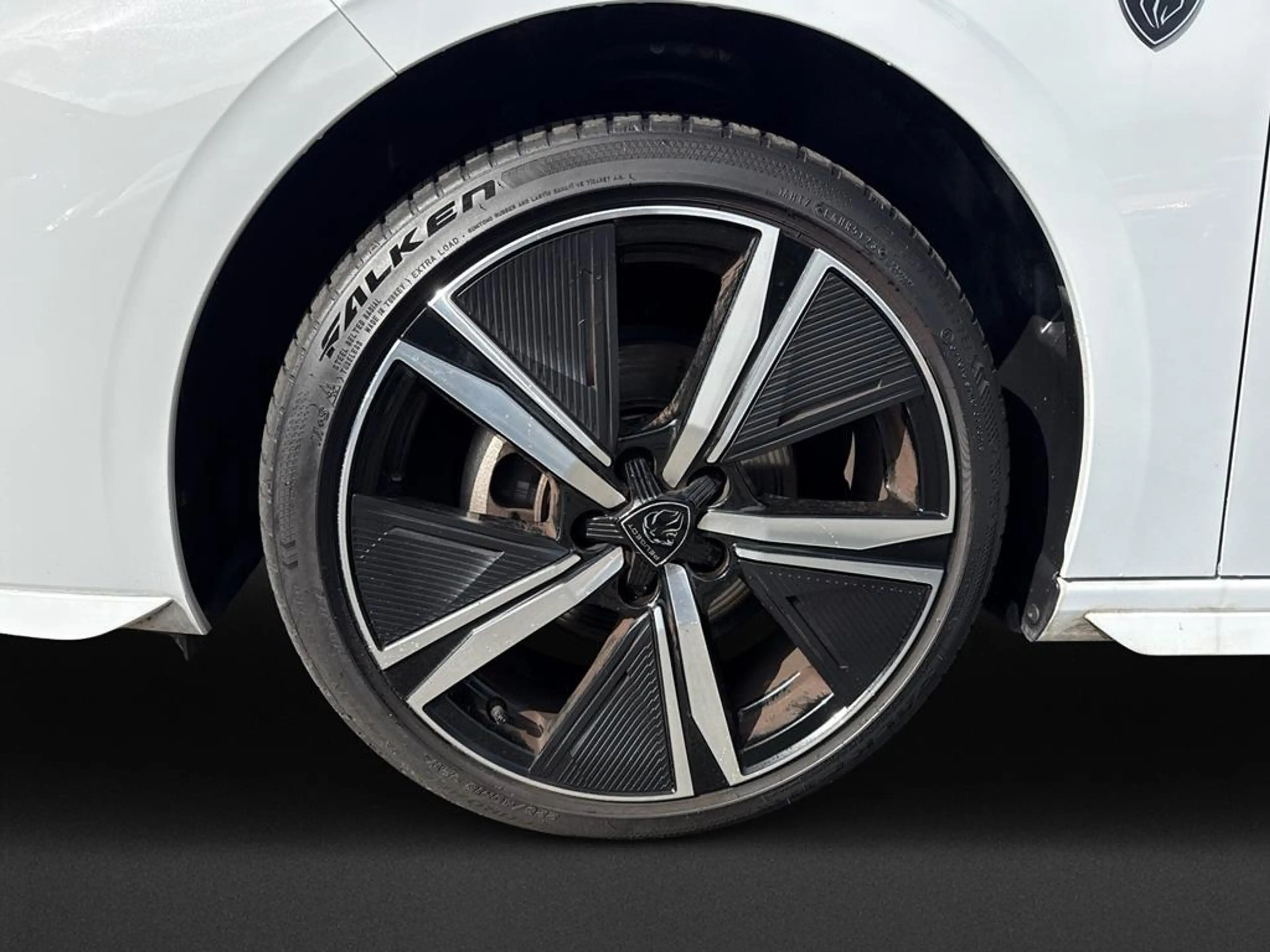 Peugeot 308 1.2 PureTech 130 GT — photo 10