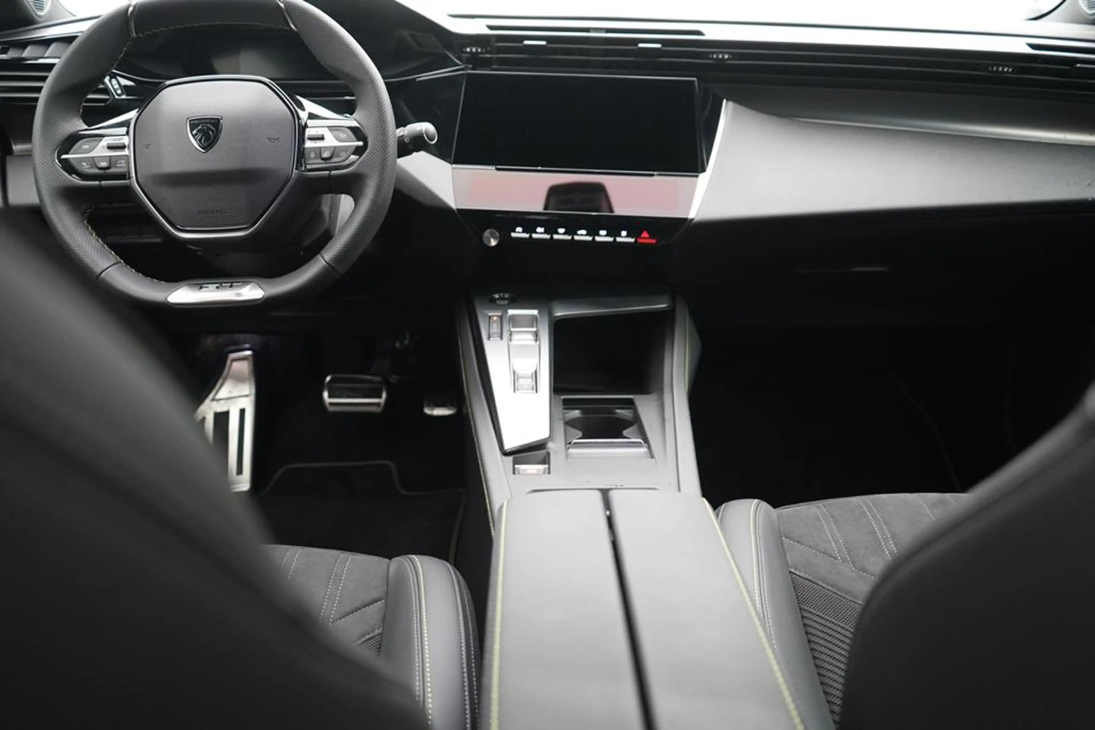 Peugeot 308 1.2 PureTech 130 GT — photo 27