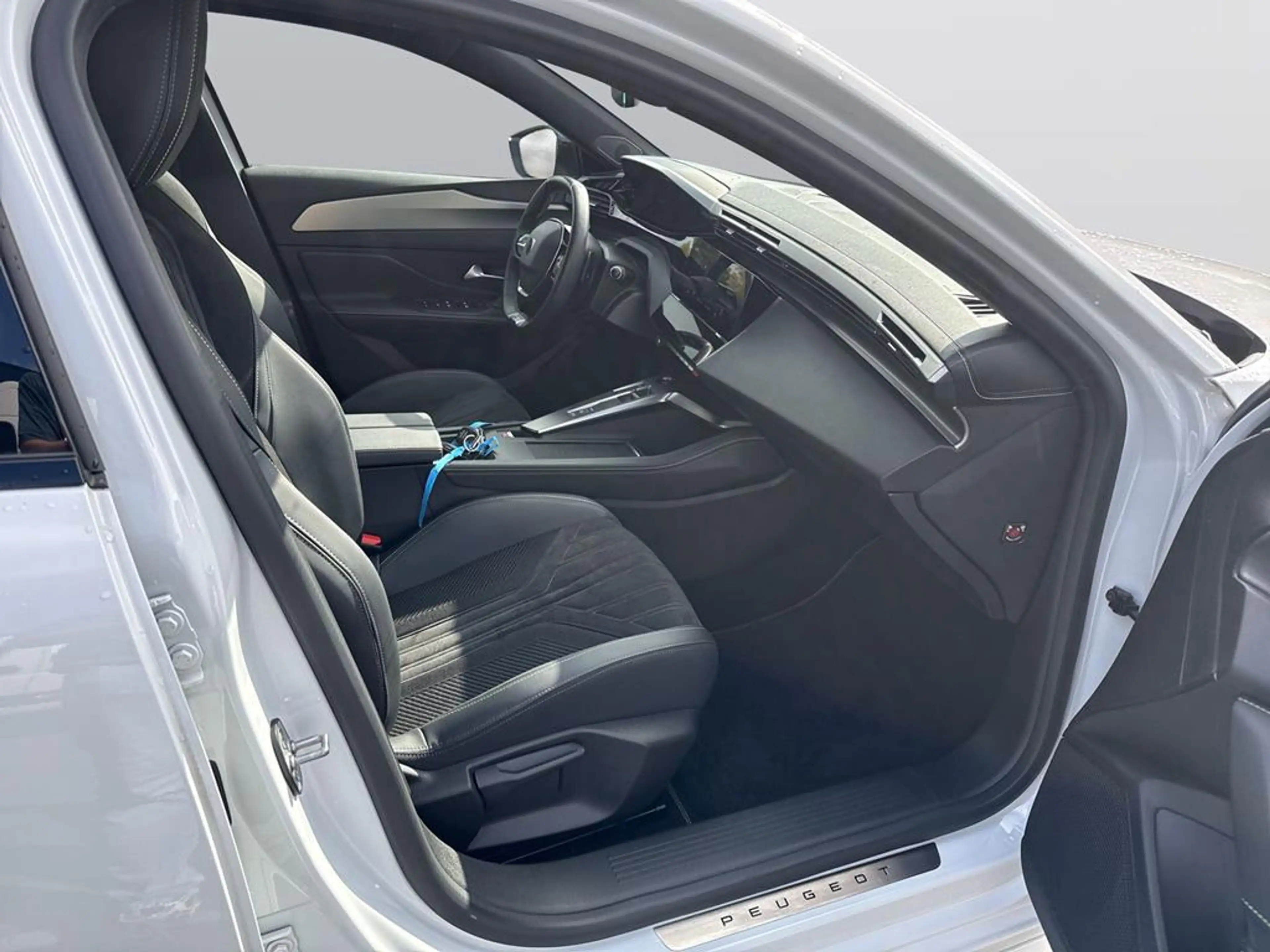 Peugeot 308 1.2 PureTech 130 GT — photo 18