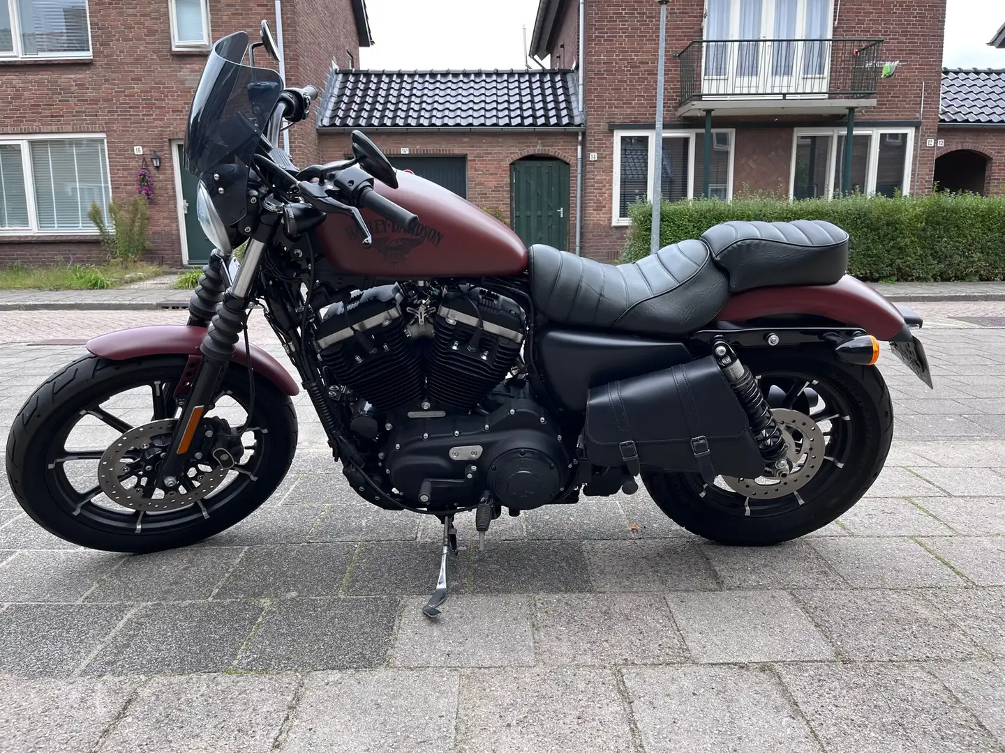 Harley-Davidson Iron 883 Rojo - 1