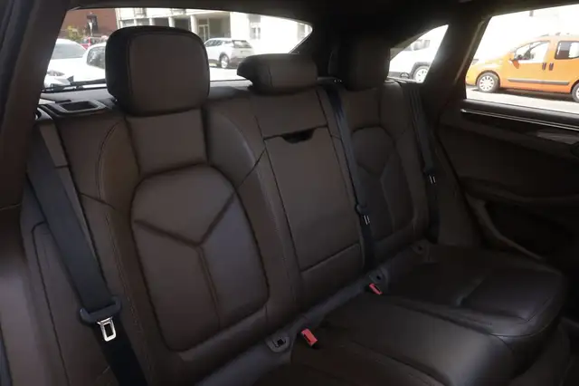 Porsche Macan view 15