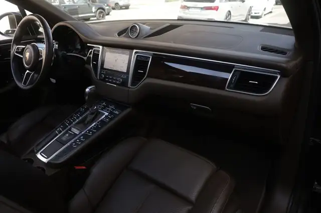 Porsche Macan view 11