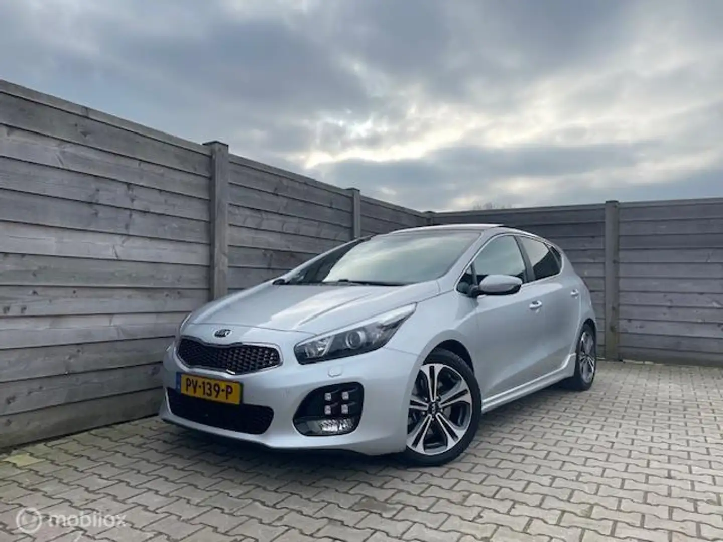 Kia Ceed / cee'd 1.0 T-GDi GT-Plusline Pano-Navi-Stoelverw-DAB Grau - 1