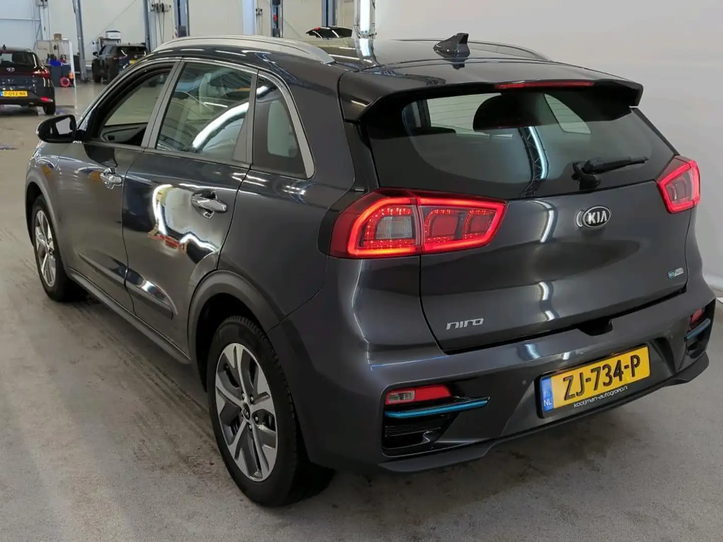 Kia e-Niro DynamicLine 64 kWh SOH 100% Grigio - 2