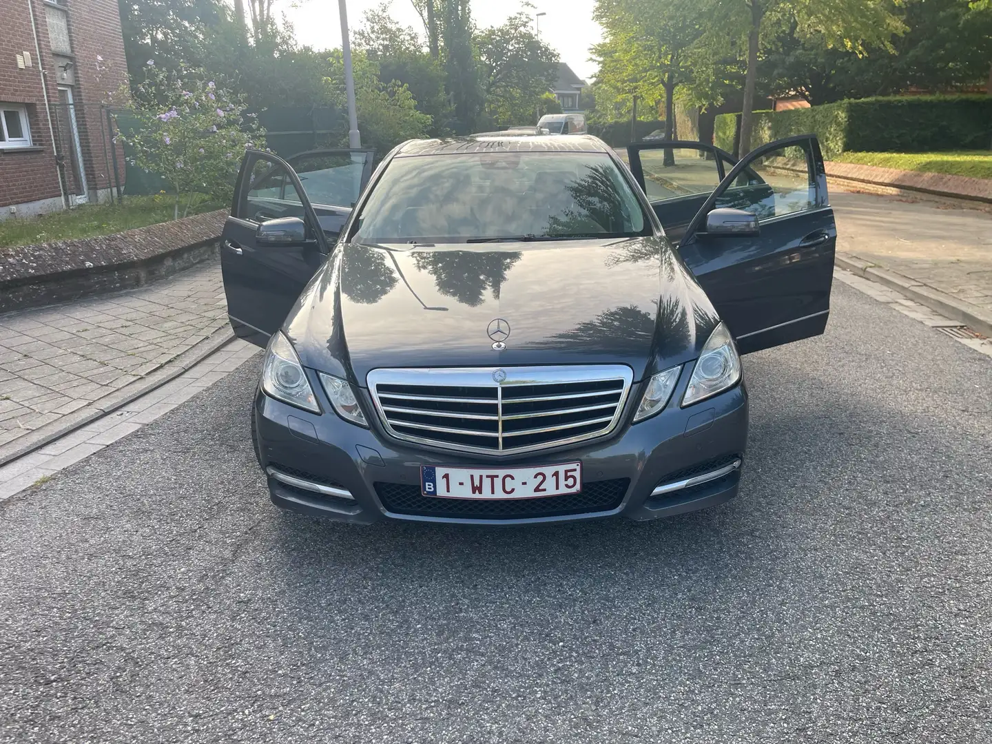 Mercedes-Benz E 200 CGI BlueEFFICIENCY 7G-TRONIC Albastru - 1