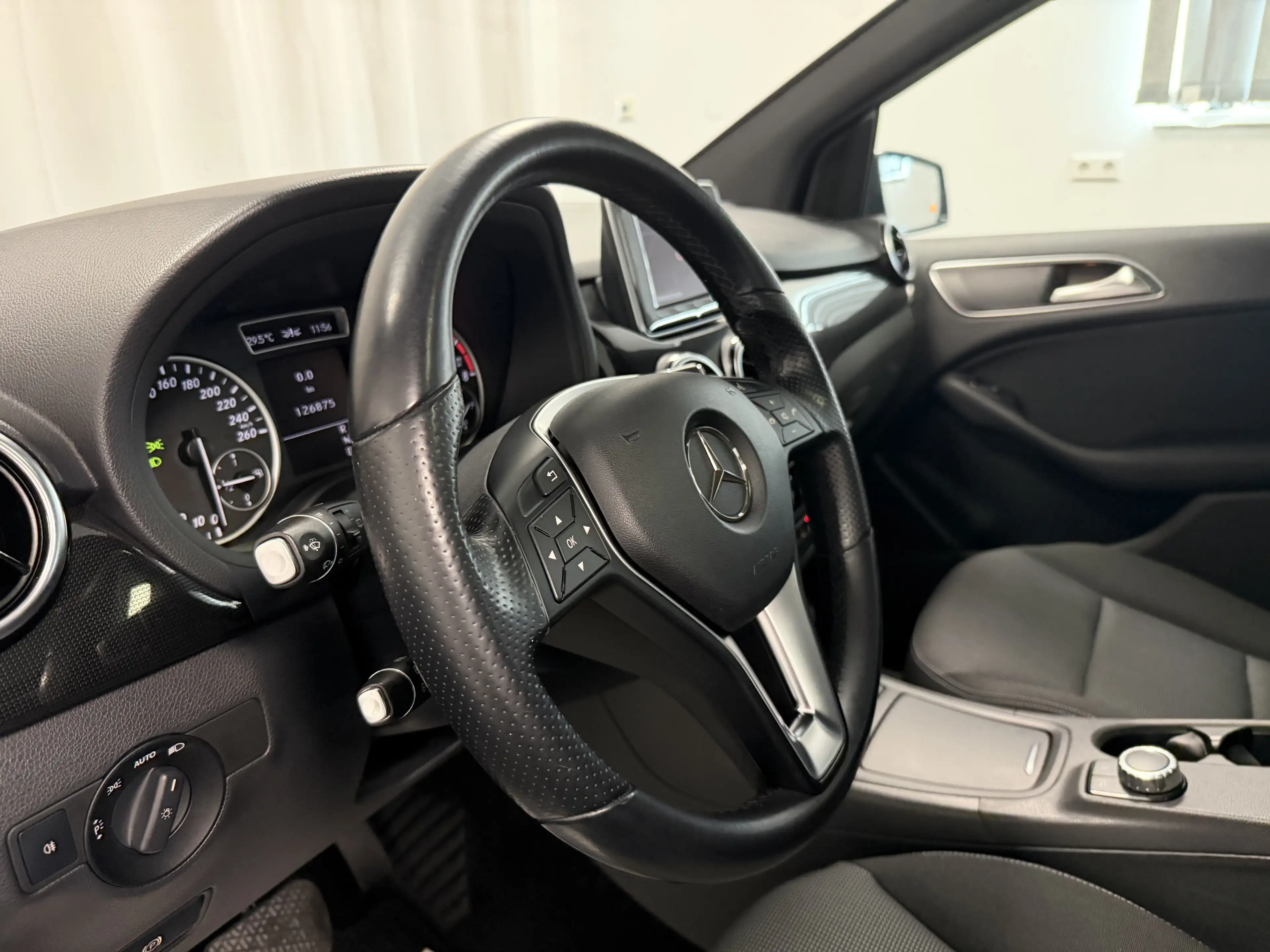 Mercedes-Benz B 180 BlueEff. Automatik Pano ILS Kamera Navi — photo 10