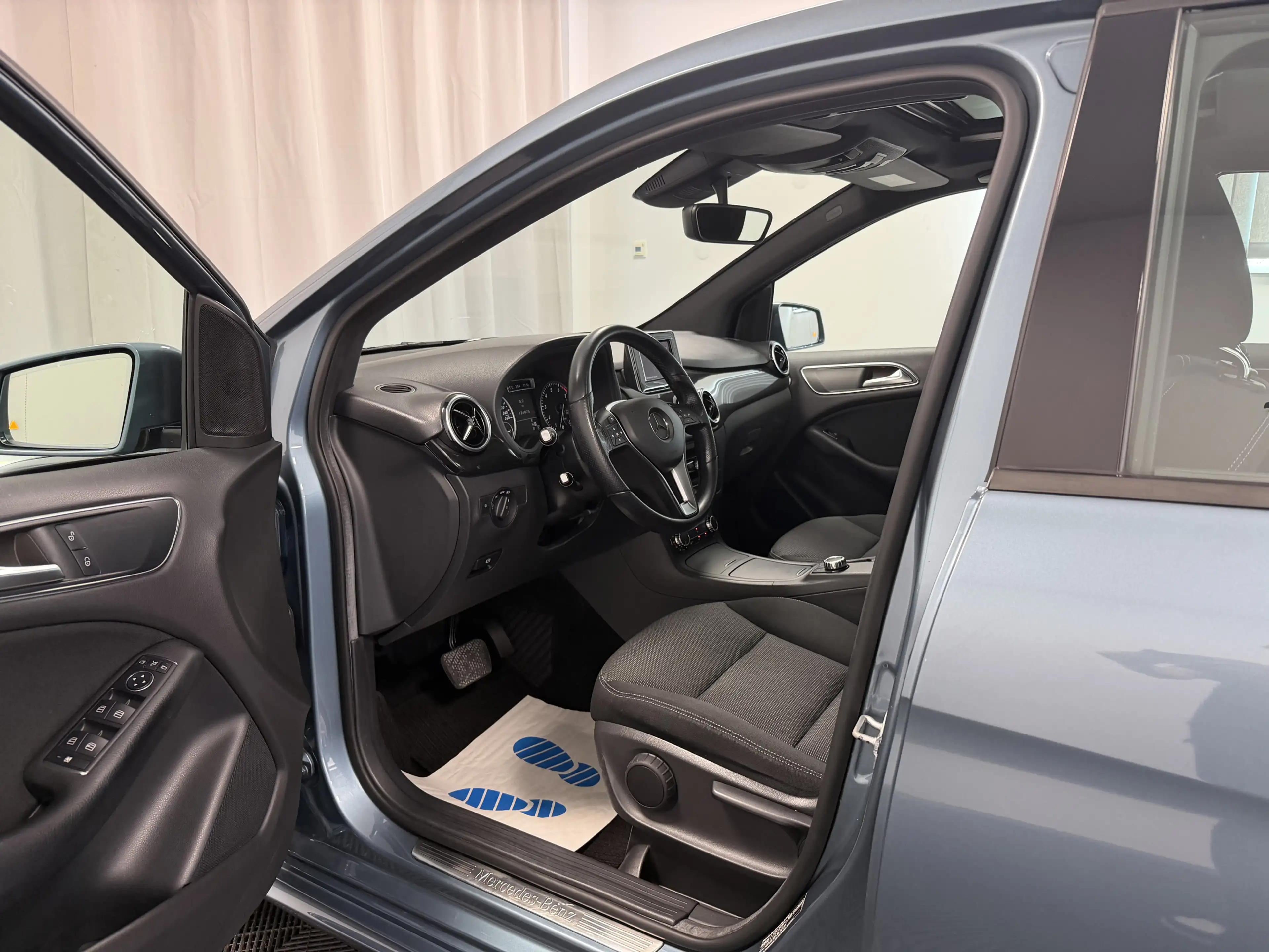 Mercedes-Benz B 180 BlueEff. Automatik Pano ILS Kamera Navi — photo 9