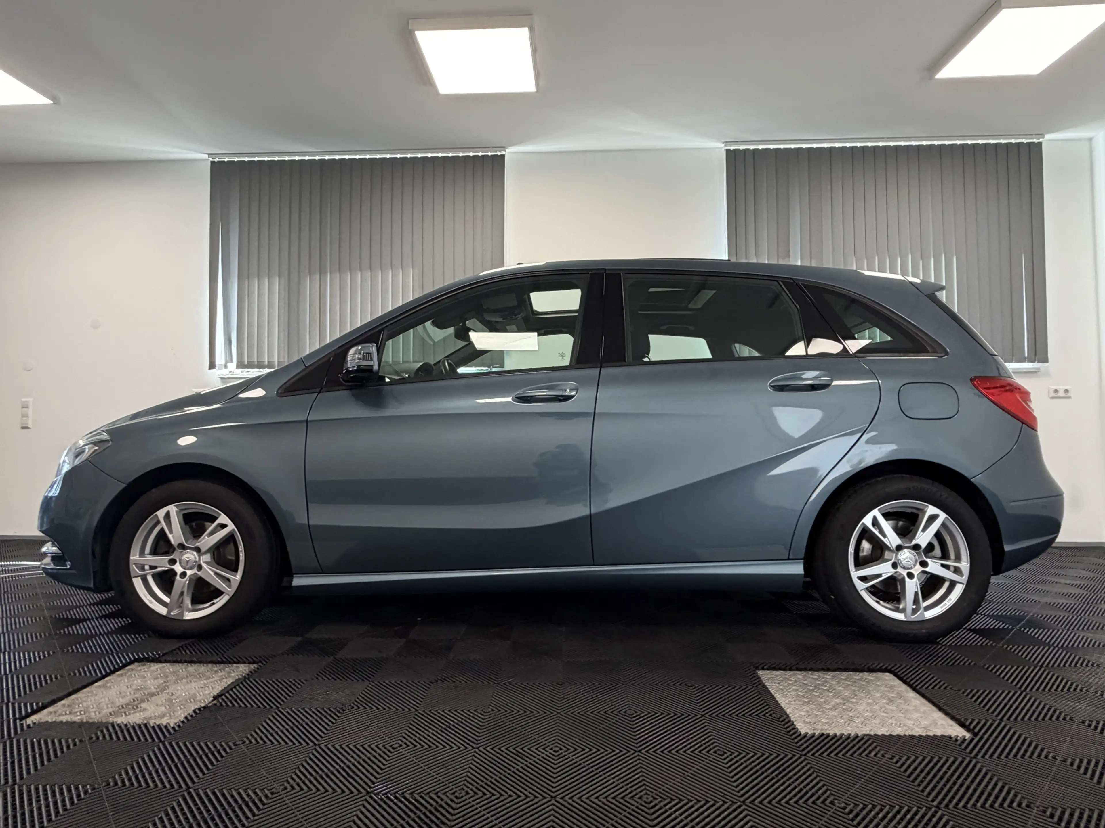 Mercedes-Benz B 180 BlueEff. Automatik Pano ILS Kamera Navi — photo 5