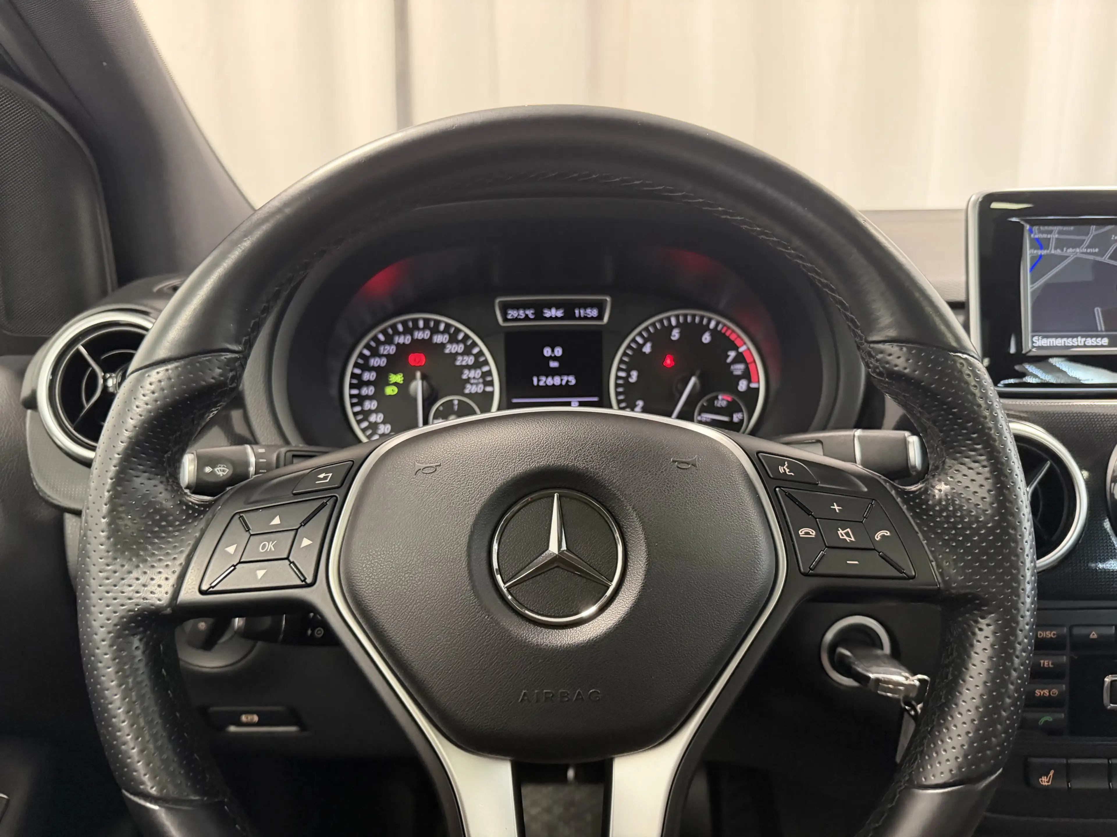 Mercedes-Benz B 180 BlueEff. Automatik Pano ILS Kamera Navi — photo 14