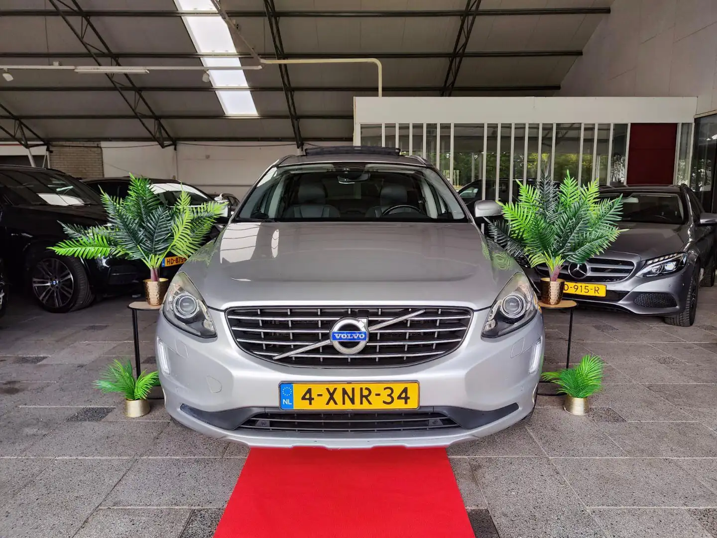 Volvo XC60 2.4 D5 R-DESIGN AWD PANO FACELIFT! 2014 Grijs - 1