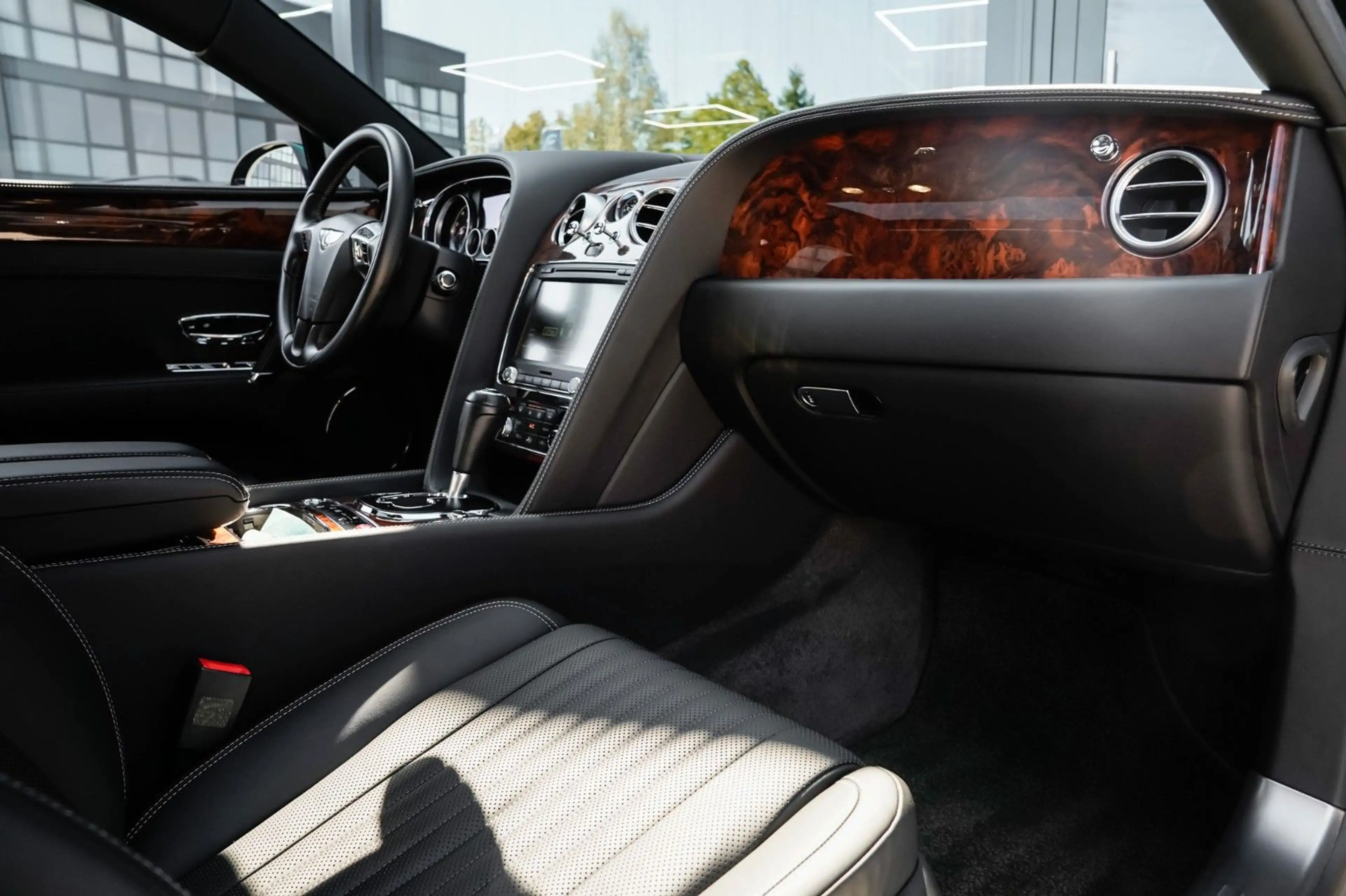 Bentley Flying Spur 6.0 W12 — photo 15