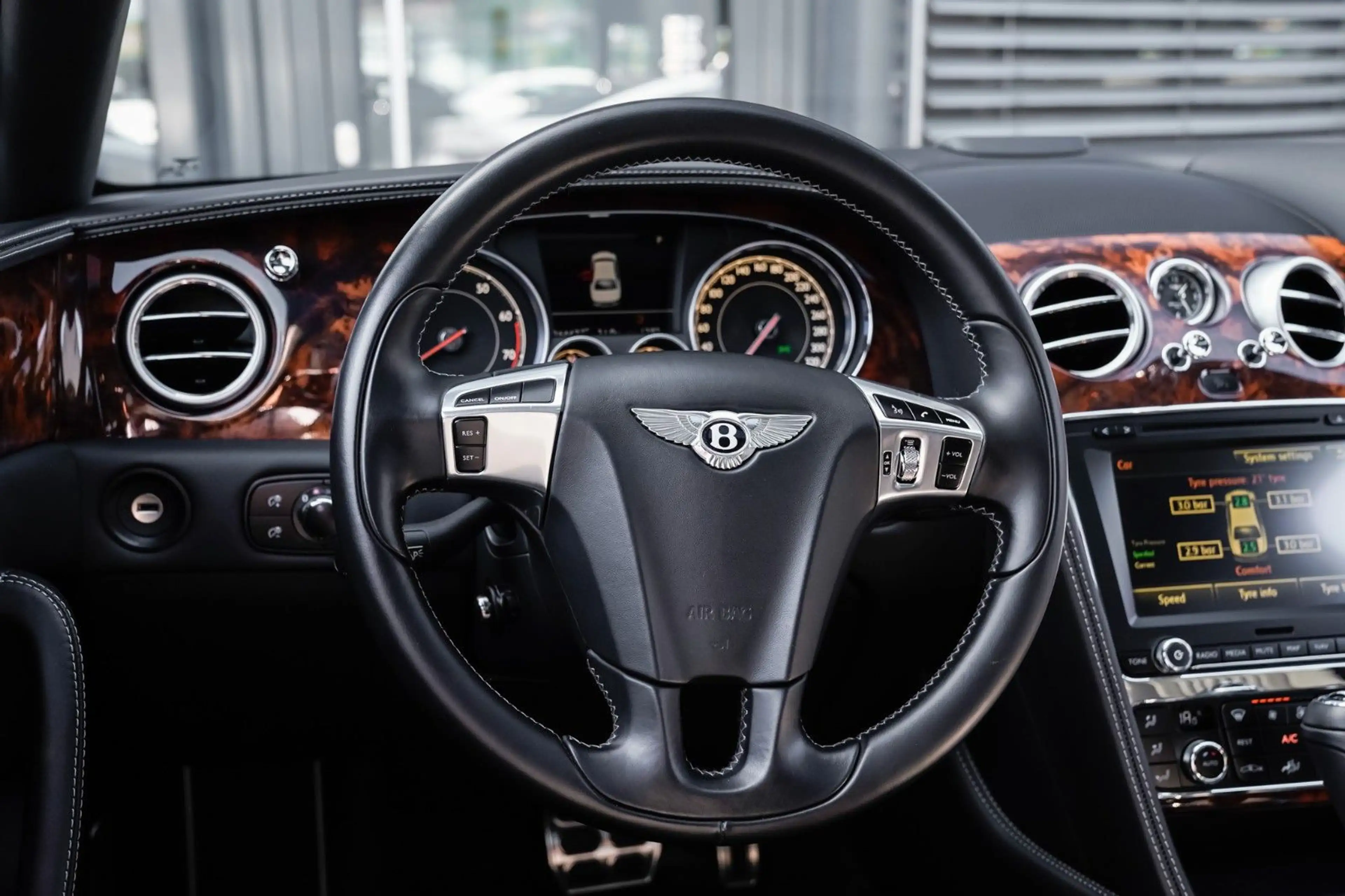Bentley Flying Spur 6.0 W12 — photo 11