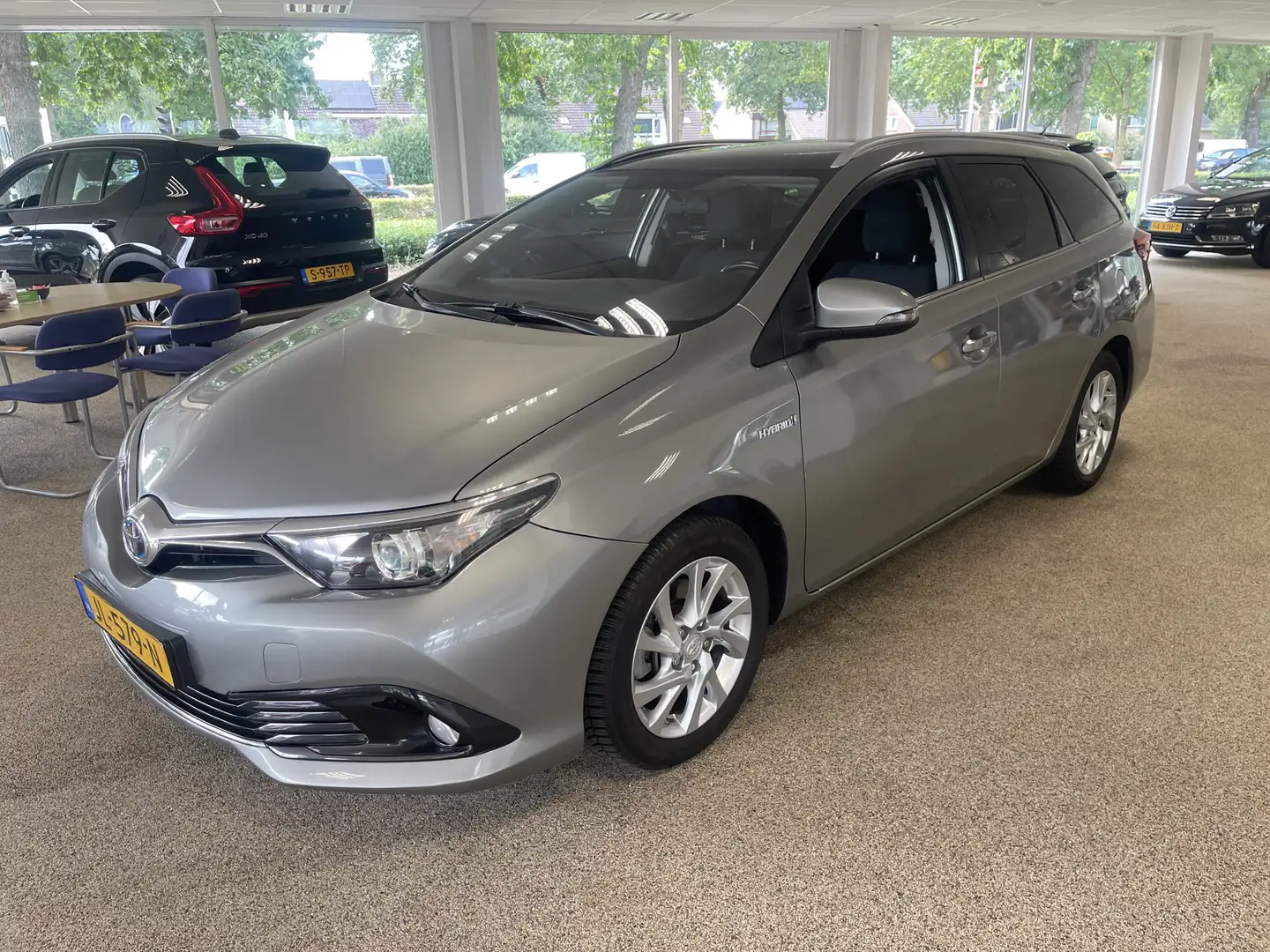 Toyota Auris 1.8 Hybrid Trend Grijs - 1