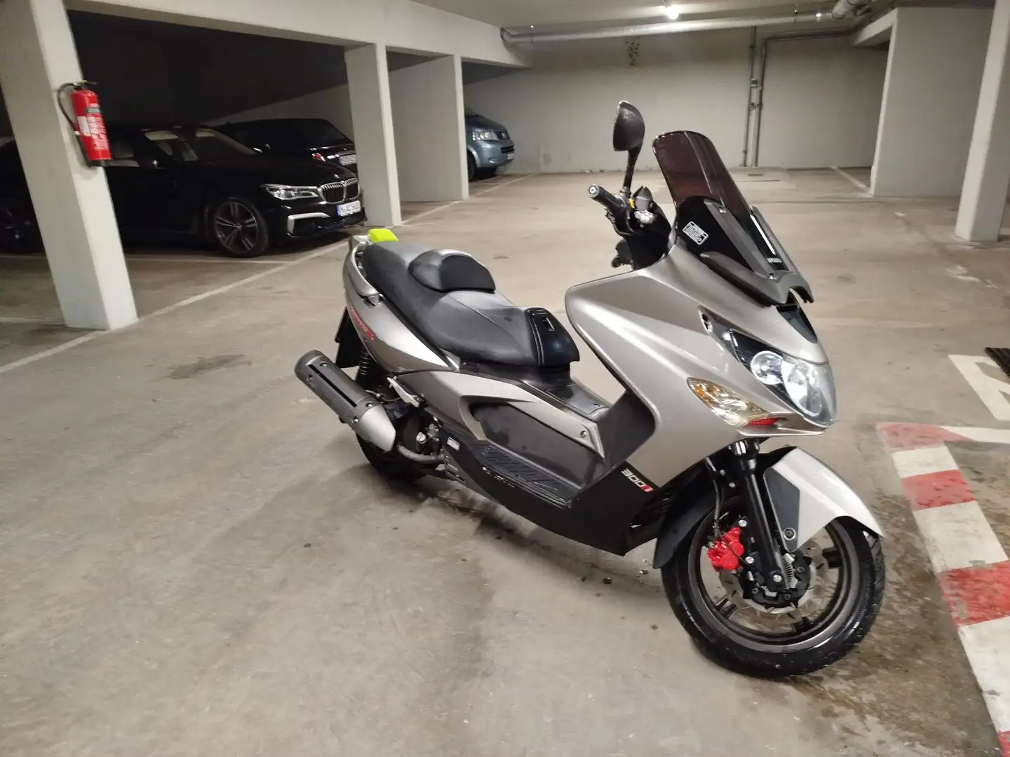 Kymco Xciting 300i Zilver - 2