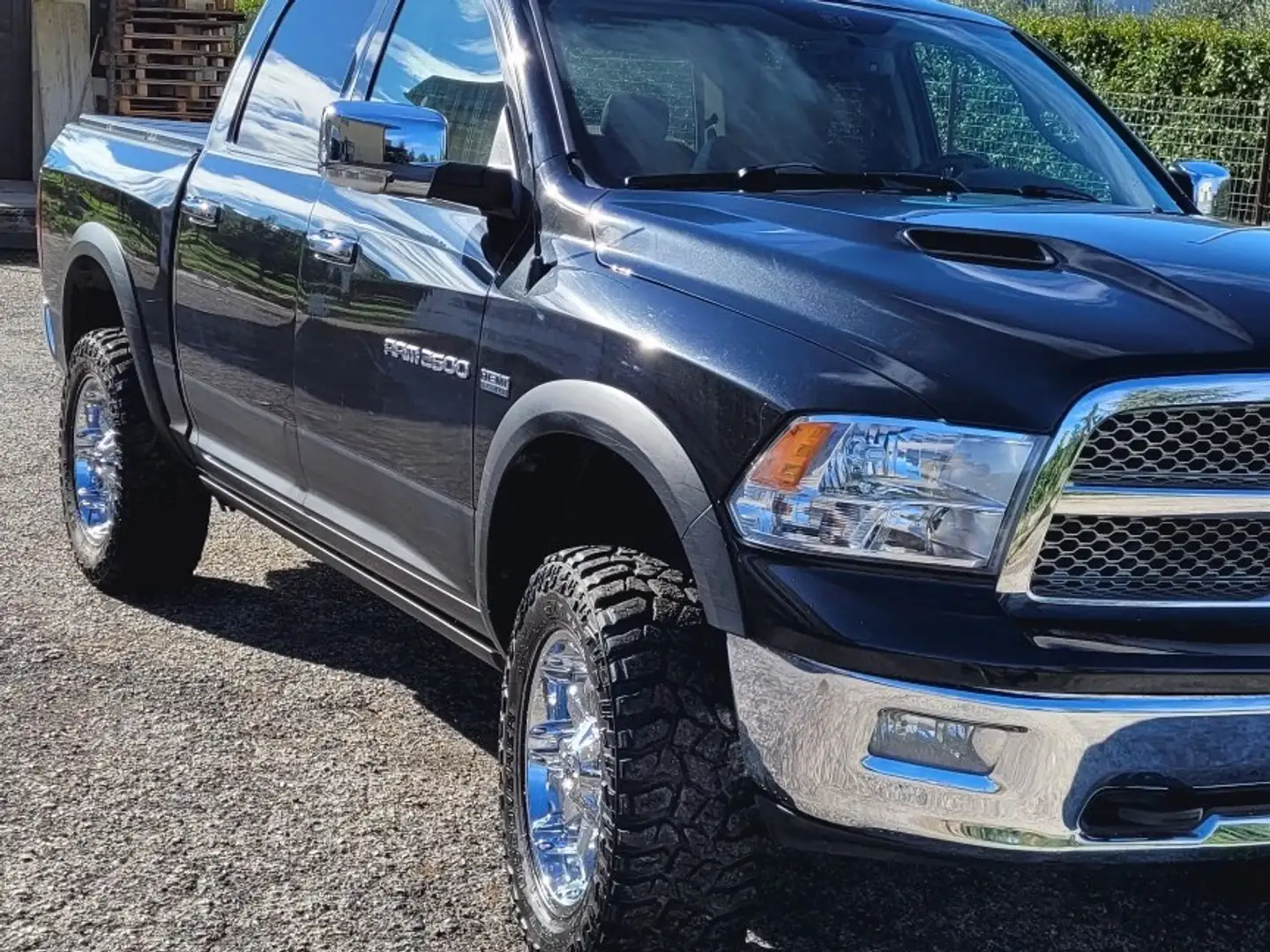 Dodge RAM 5.7 V8 Quad Cab MB LaRamie Gpl 395cv at8 Negro - 2