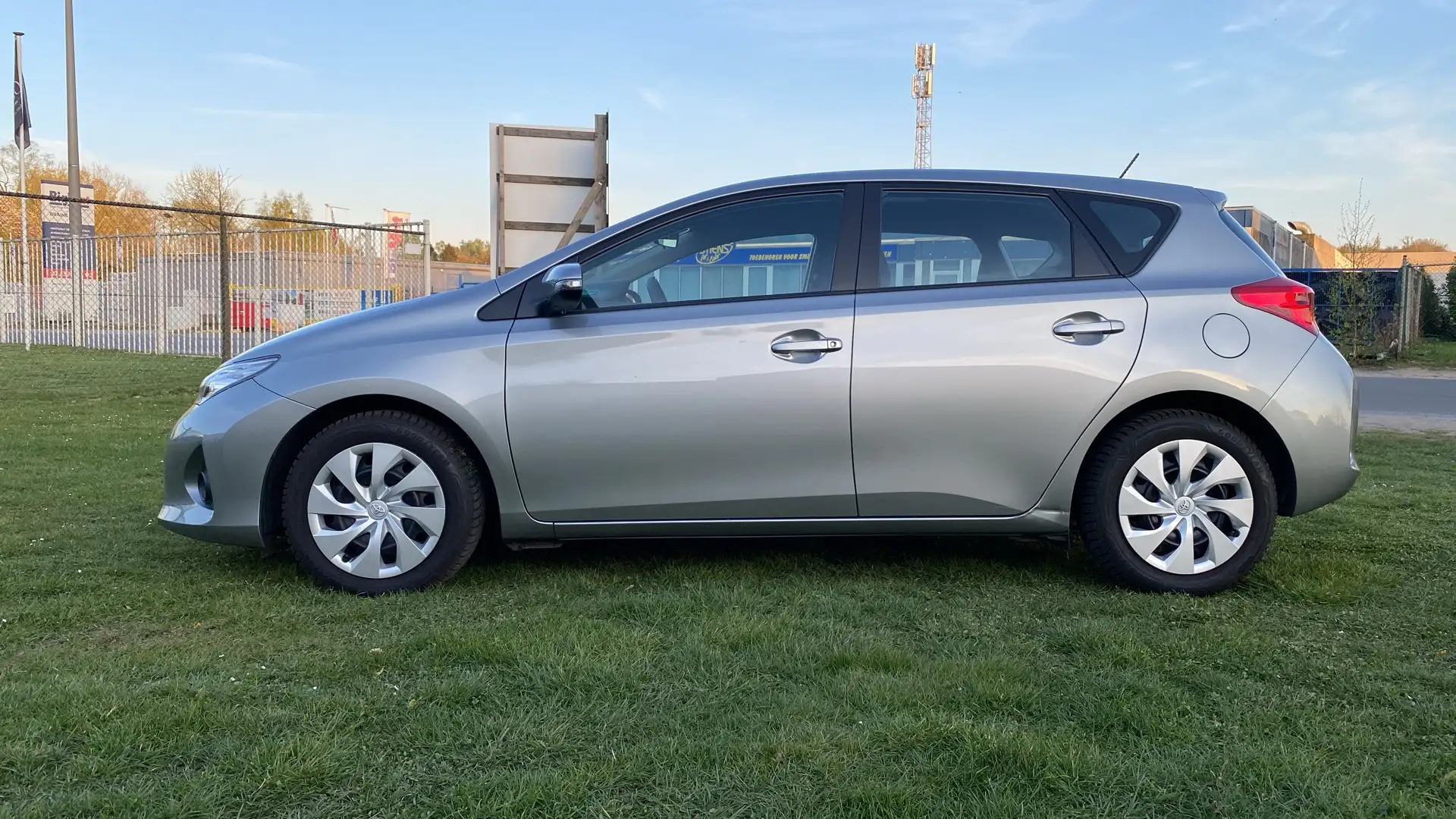 Toyota Auris ✅1.33i VVT-i Comfort Gris - 2