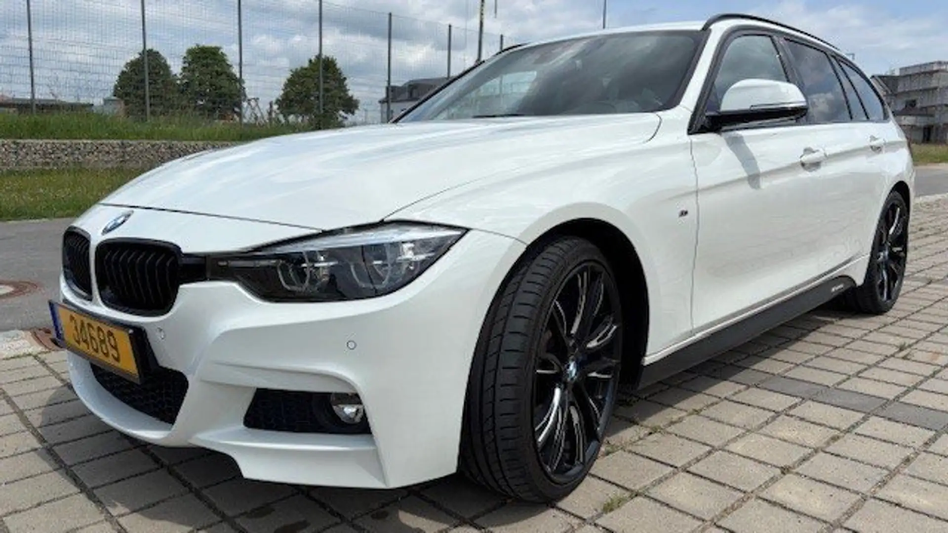 BMW 330 330d Touring xDrive Aut. M Sport Blanc - 1