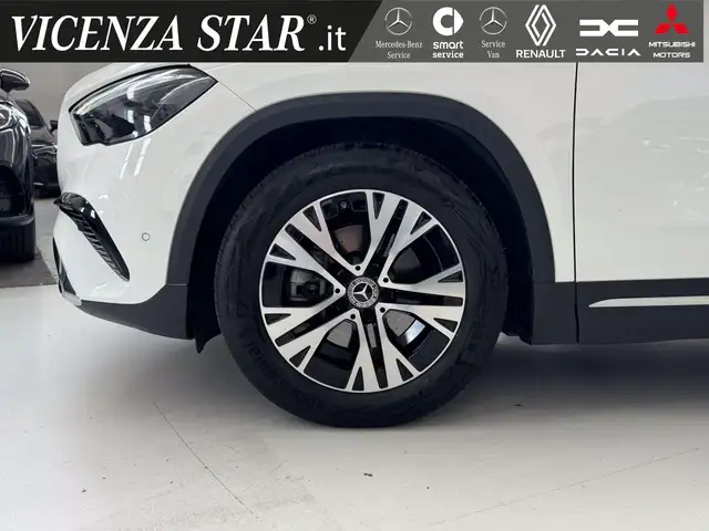 Mercedes-Benz Gla view 3