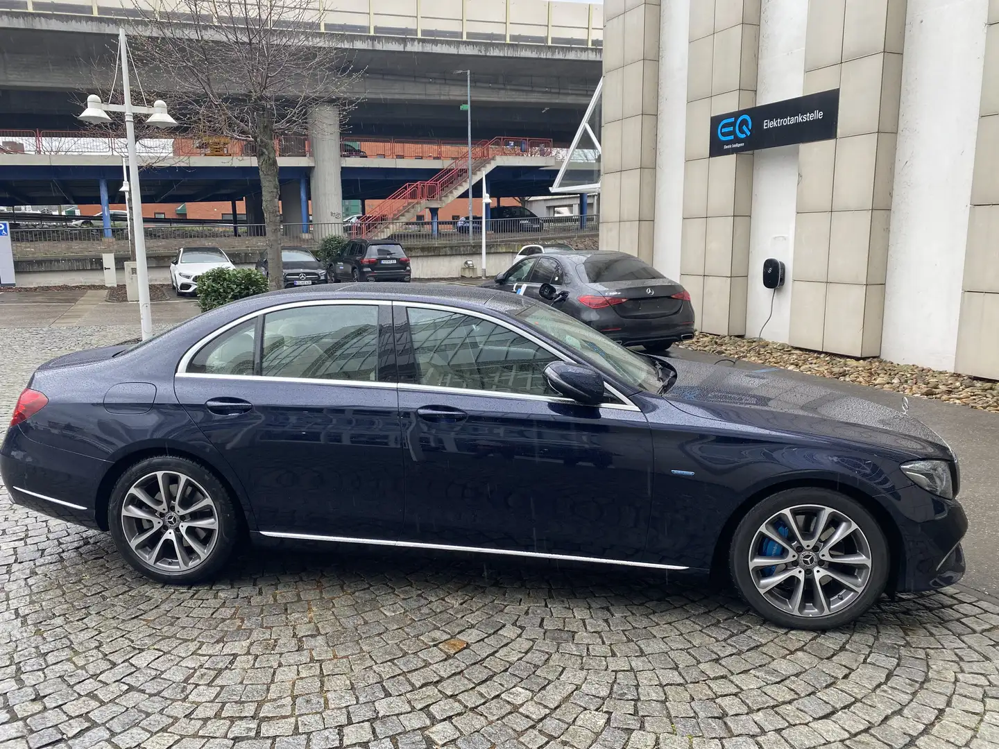 Mercedes-Benz E 350 e, Business Plus Paket, Panora. Multibeam-LED Blau - 2