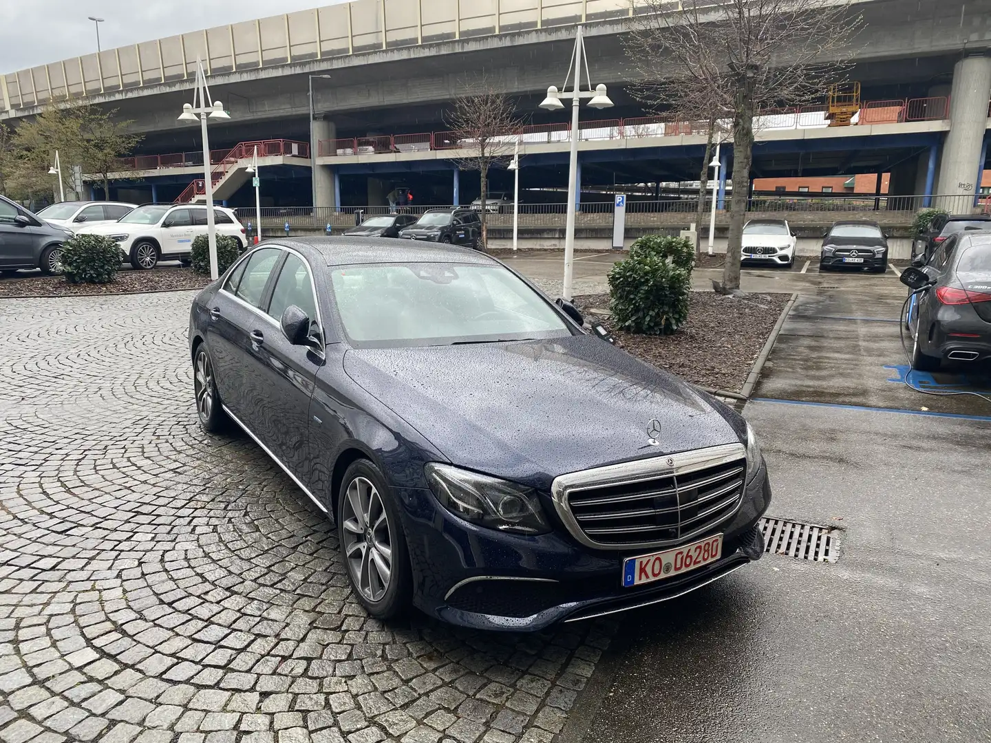 Mercedes-Benz E 350 e, Business Plus Paket, Panora. Multibeam-LED Blau - 1