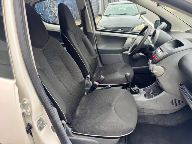 Peugeot 107 view 11