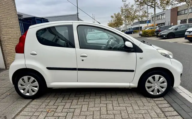 Peugeot 107 view 9