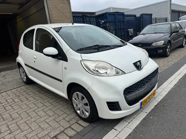 Peugeot 107 view 5