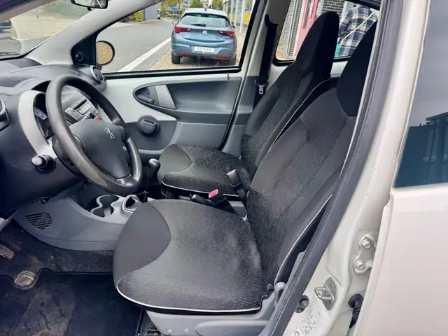 Peugeot 107 view 12