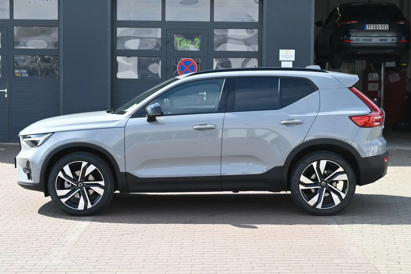 Volvo XC40 B4 Plus Dark*LED*PANO*360*STHZ*H&K*DAB*BLIS Grau - 2