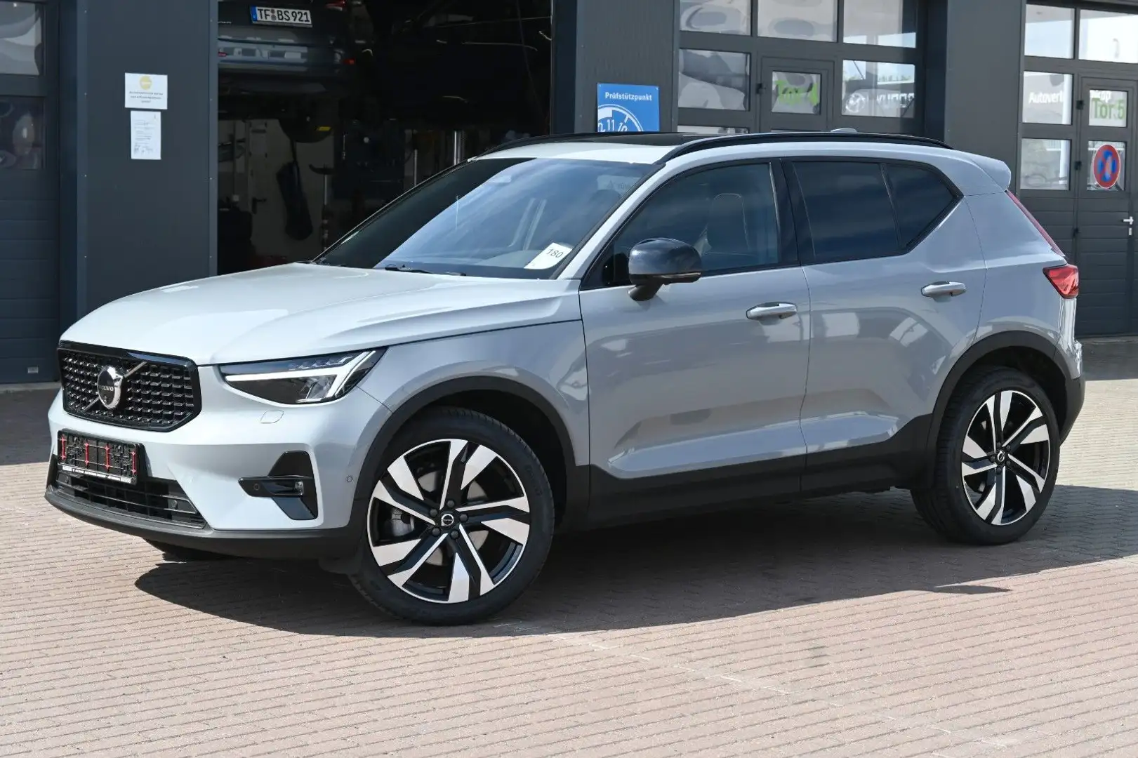 Volvo XC40 B4 Plus Dark*LED*PANO*360*STHZ*H&K*DAB*BLIS Grau - 1