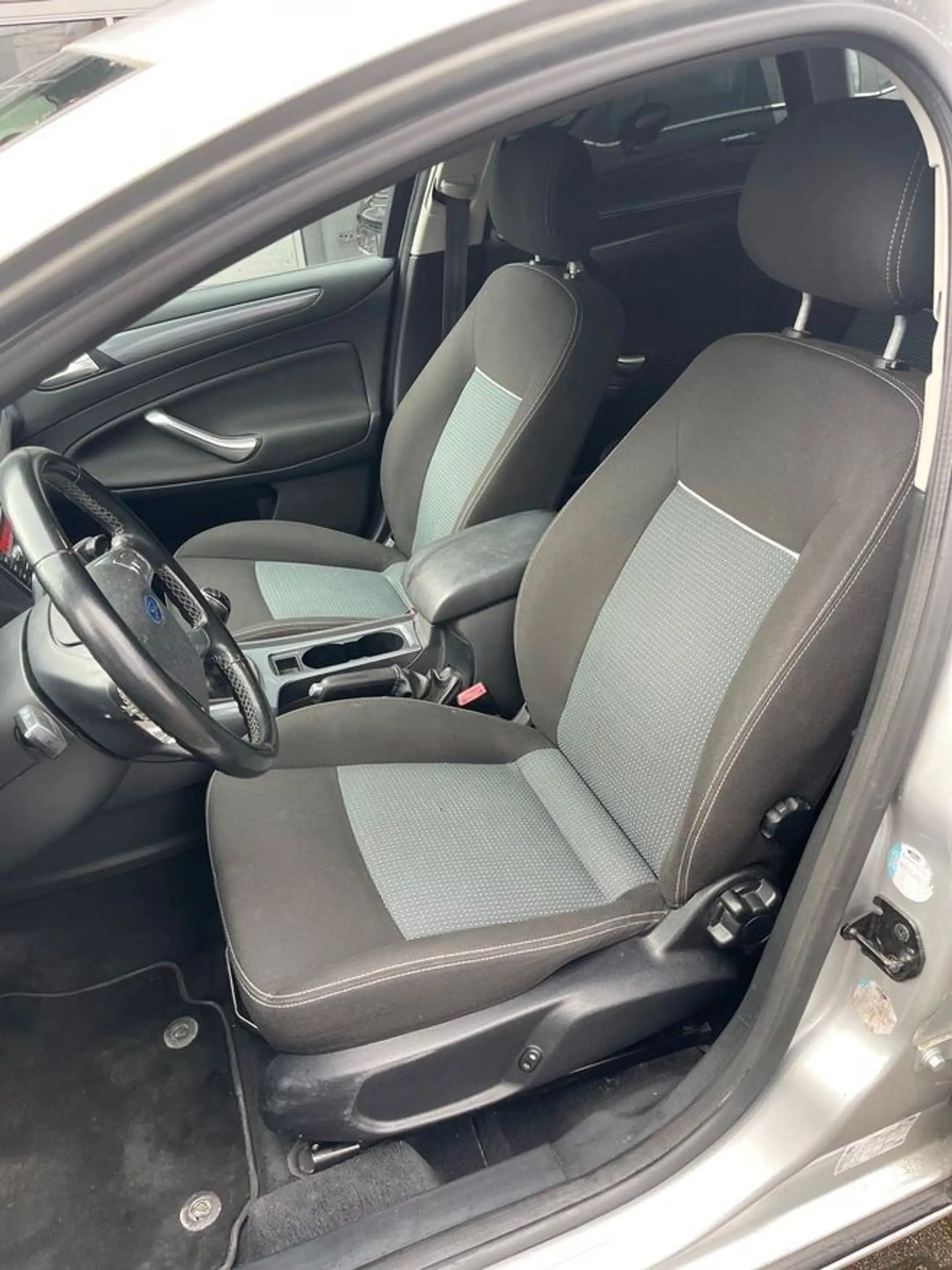 Ford Mondeo 1,6 Titanium*Kombi *KLIMAAUTOM*EURO5*PDC — photo 4