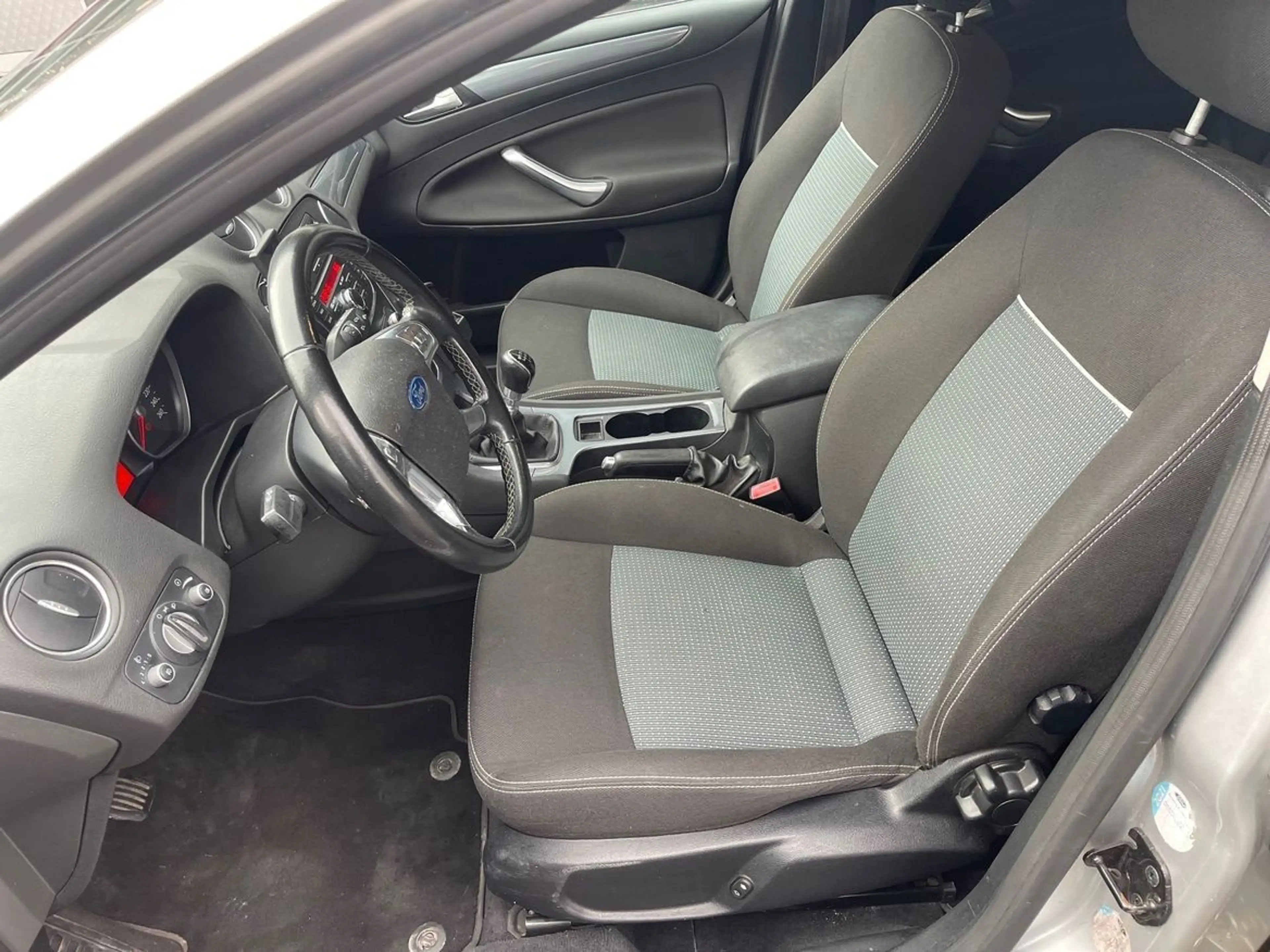 Ford Mondeo 1,6 Titanium*Kombi *KLIMAAUTOM*EURO5*PDC — photo 3