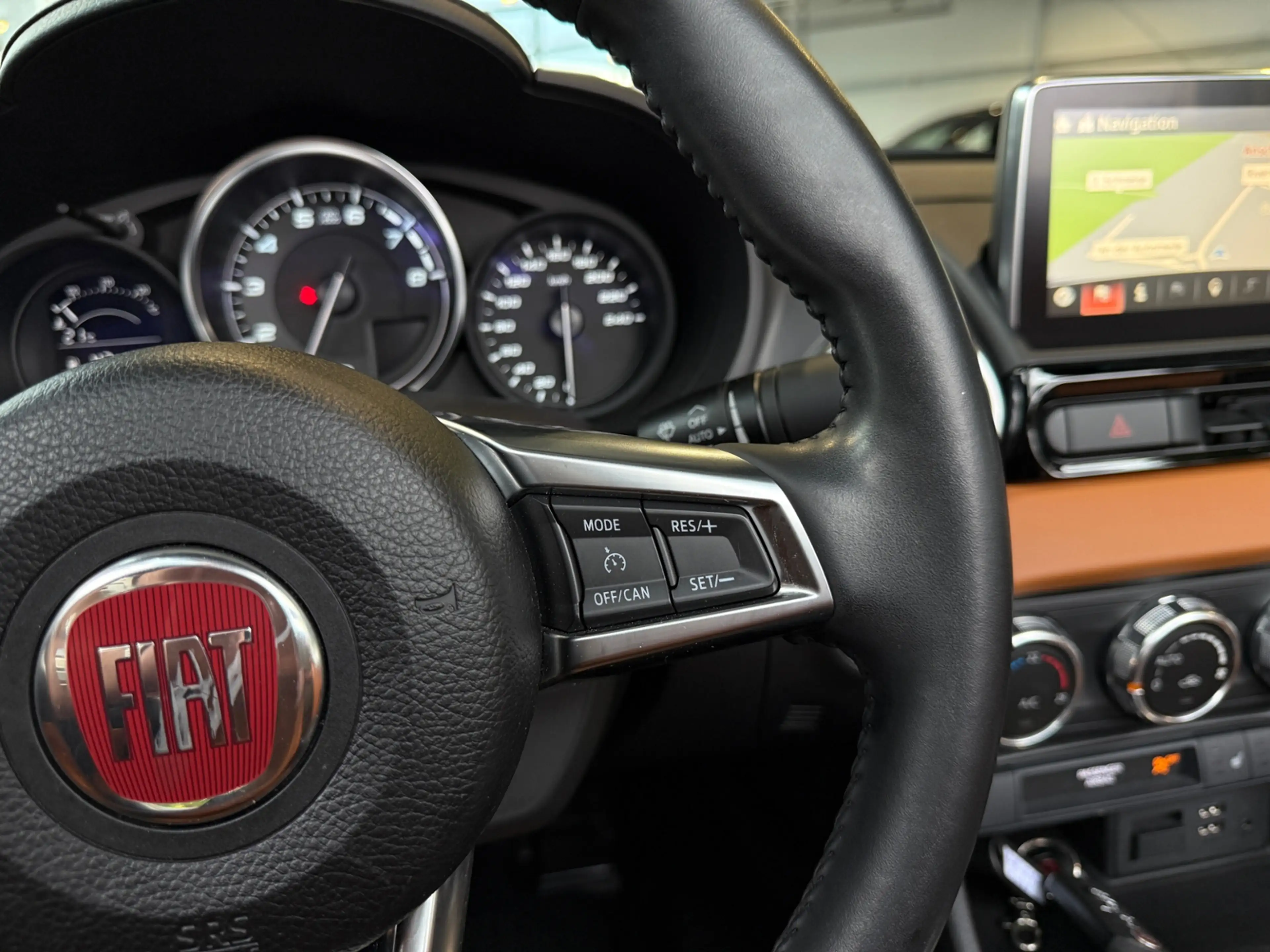 Fiat 124 Spider Lusso LED NAVI ALU — photo 11