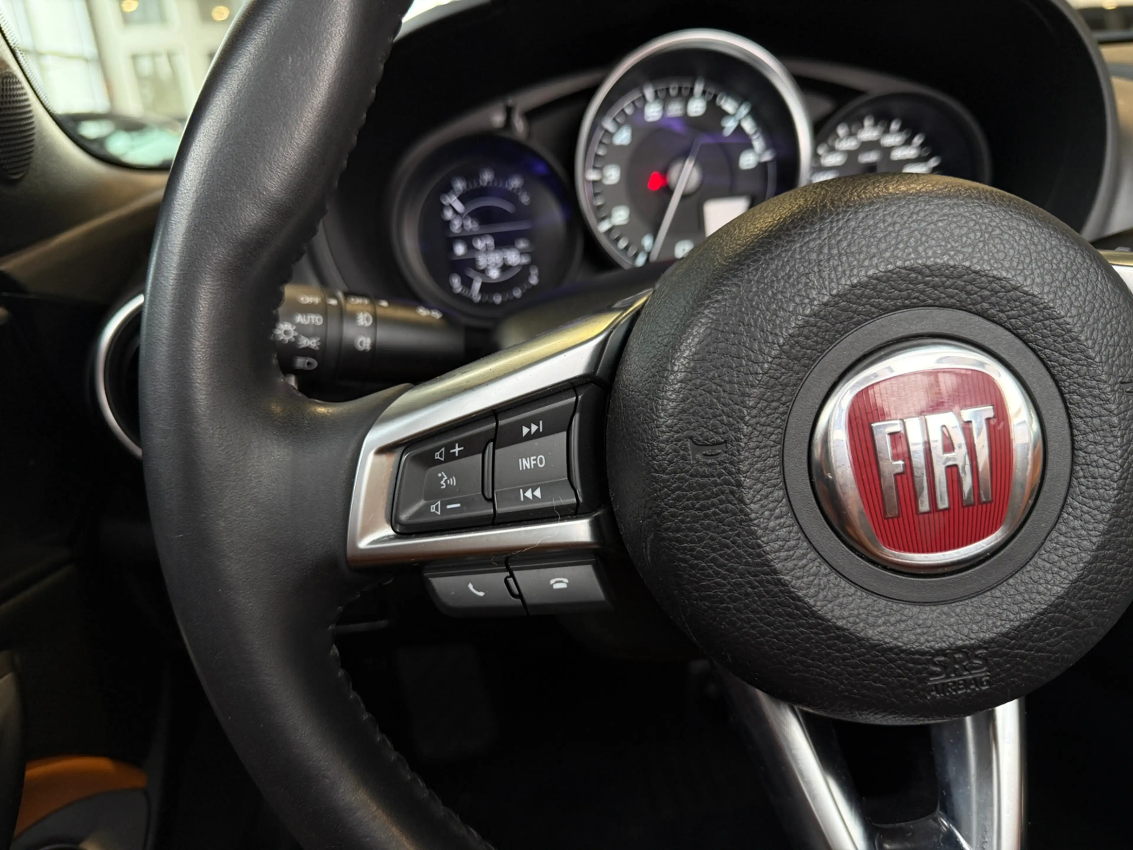 Fiat 124 Spider Lusso LED NAVI ALU — photo 12