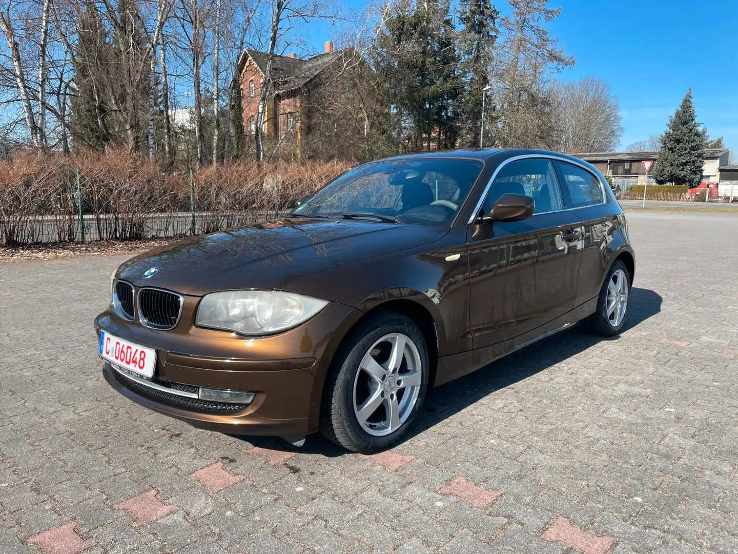 BMW 116 d Edition Lifestyle Hnědá - 2