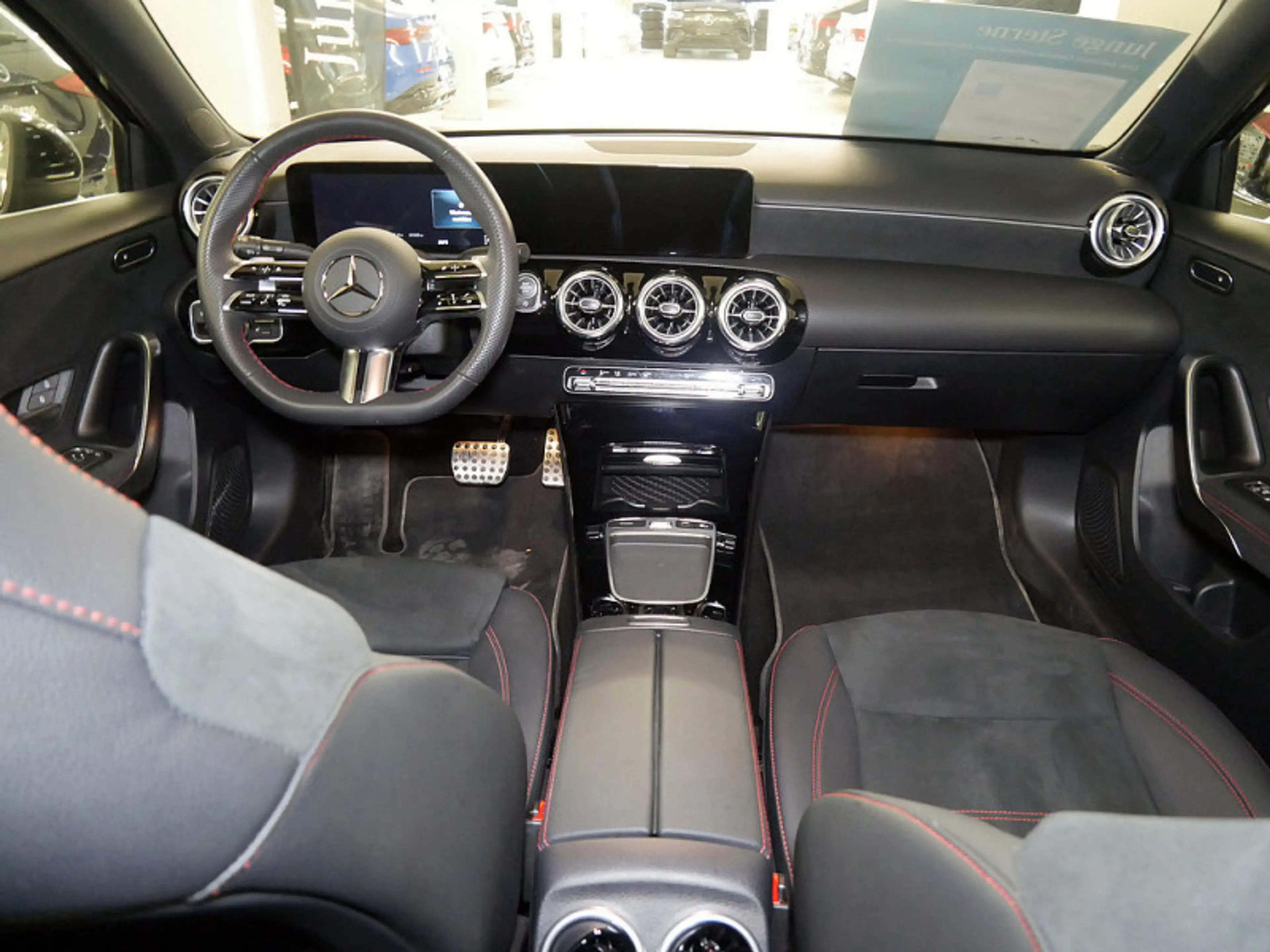 Mercedes-Benz A 200 // AMG DISTR KAMERA SPUR PDC SHZ — photo 11
