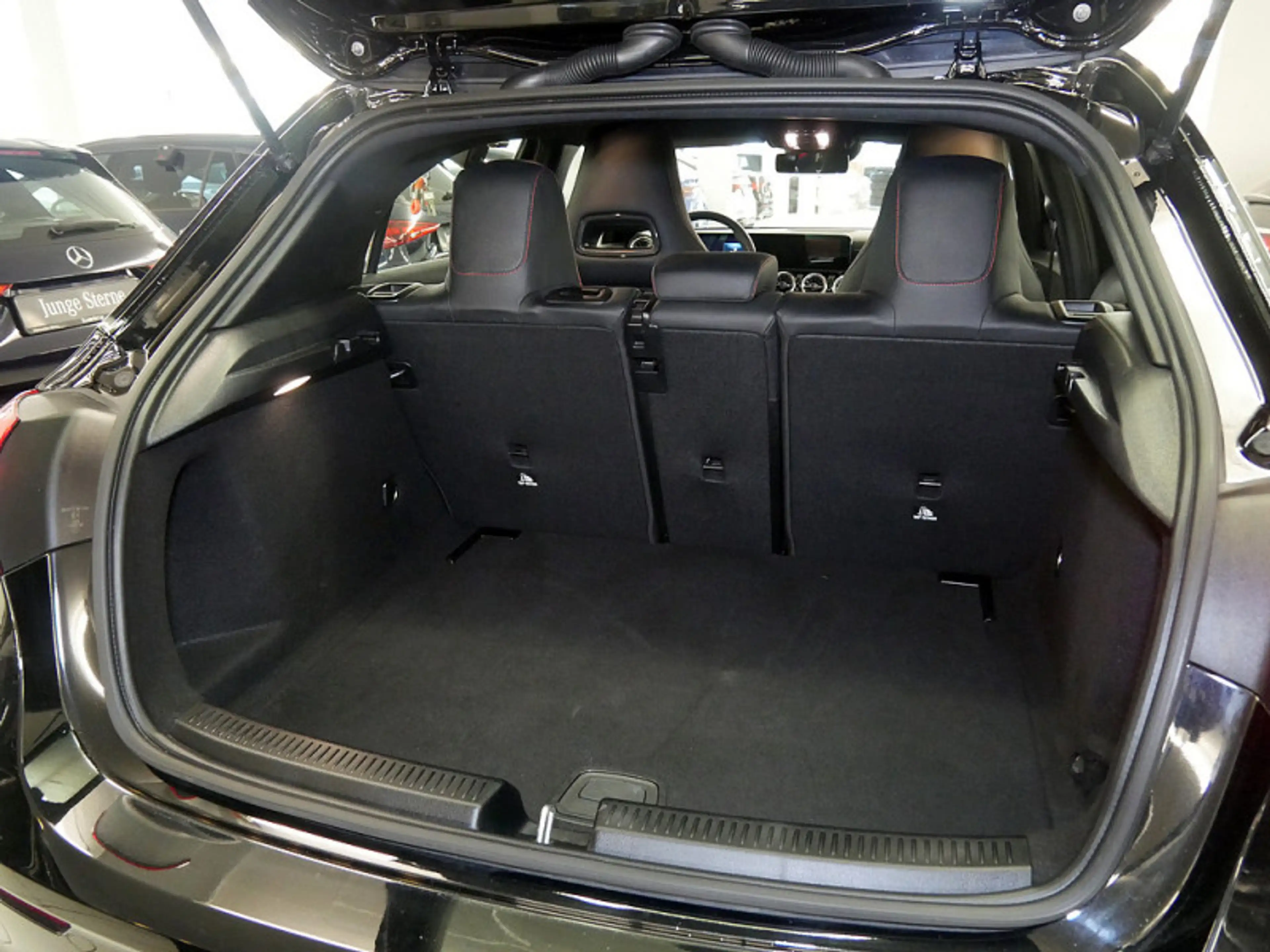 Mercedes-Benz A 200 // AMG DISTR KAMERA SPUR PDC SHZ — photo 12