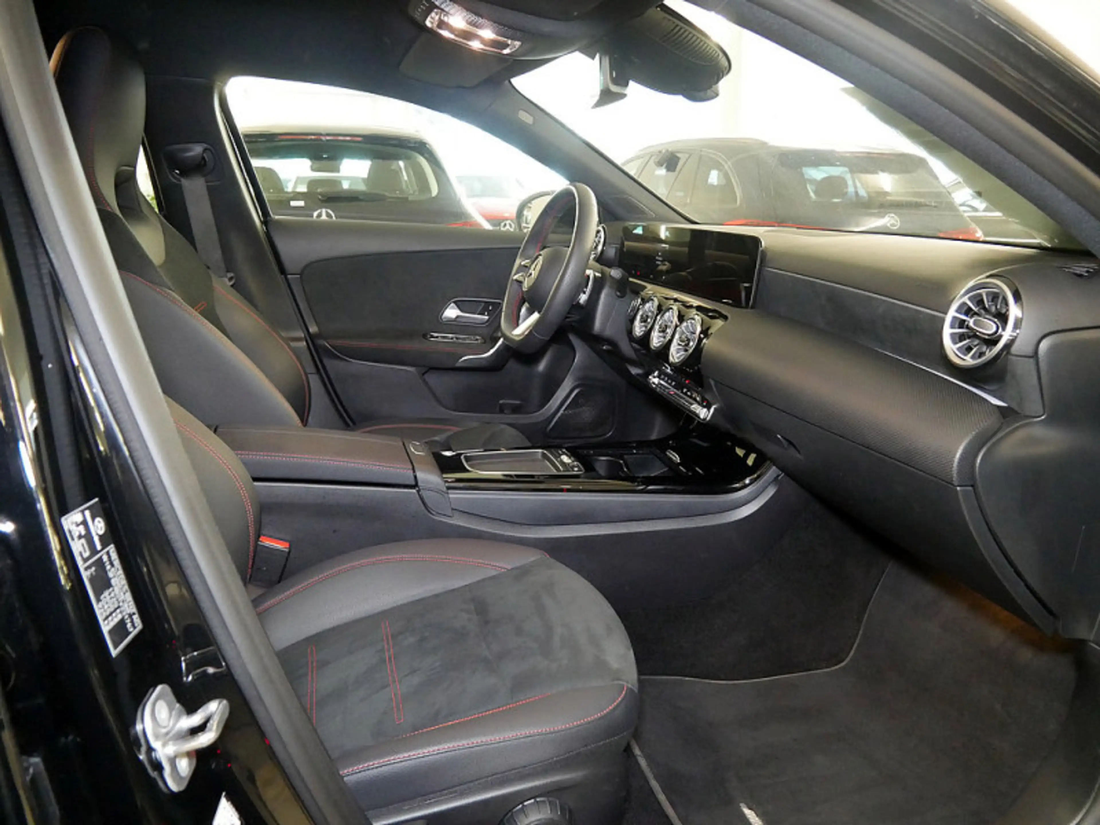 Mercedes-Benz A 200 // AMG DISTR KAMERA SPUR PDC SHZ — photo 9