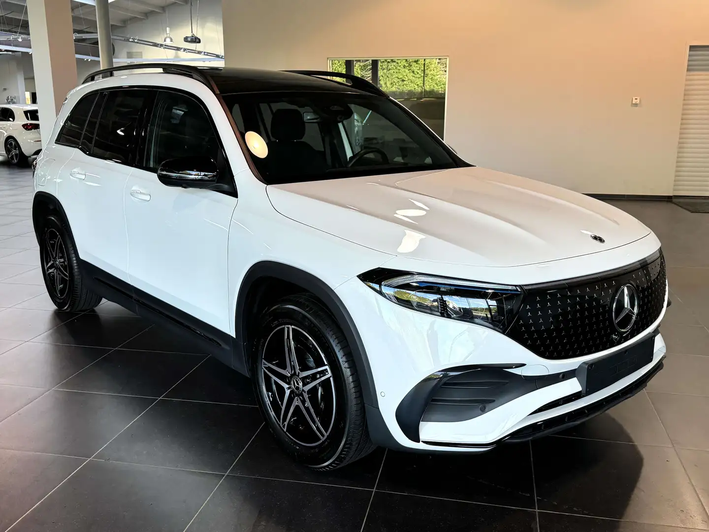 Mercedes-Benz EQB 300 4M AMG Facelift, Night, Panorama, Head-Up Display, Blanc - 2