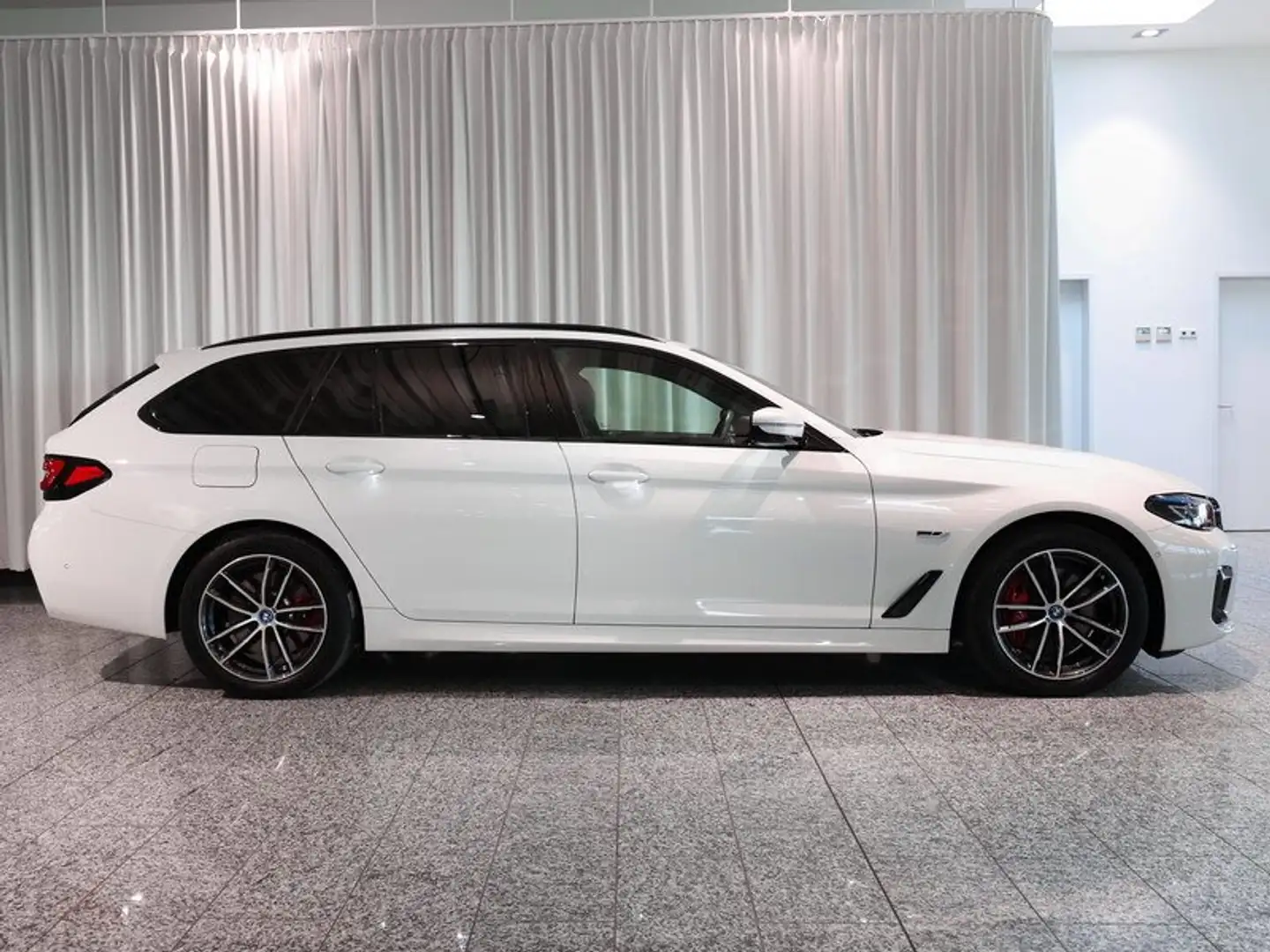 BMW 530 e xDrive Tour. M Sport Laser HUD HIFI DrivAss 360° Blanc - 2