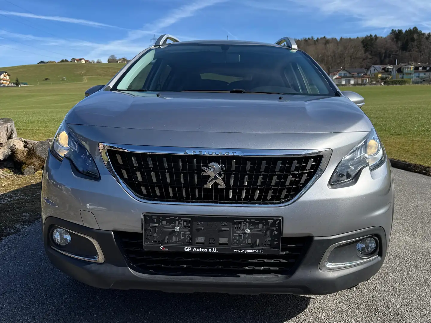 Peugeot 2008 1,2 - Top-Ausstattung, Pickerl ohne Mängel. Grau - 2