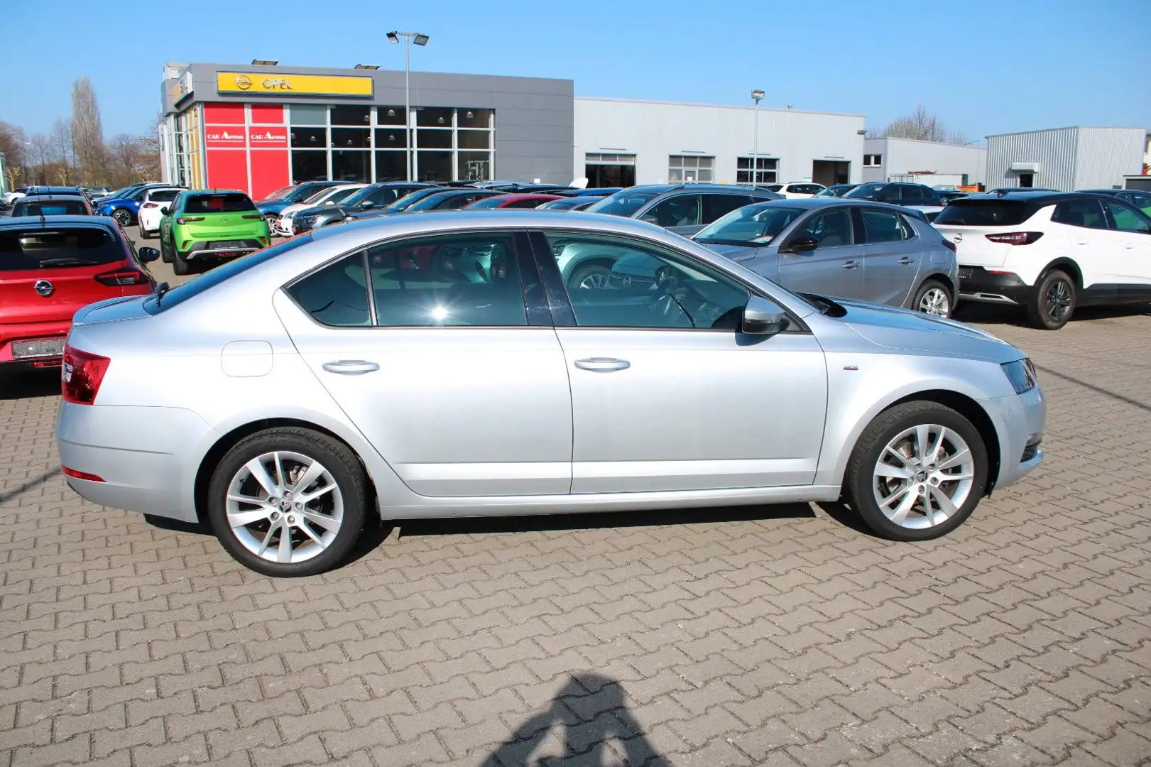 Skoda Octavia 1.5 TSI Clever*1.Hand*AHK*Klima*SHZ* Silber - 2
