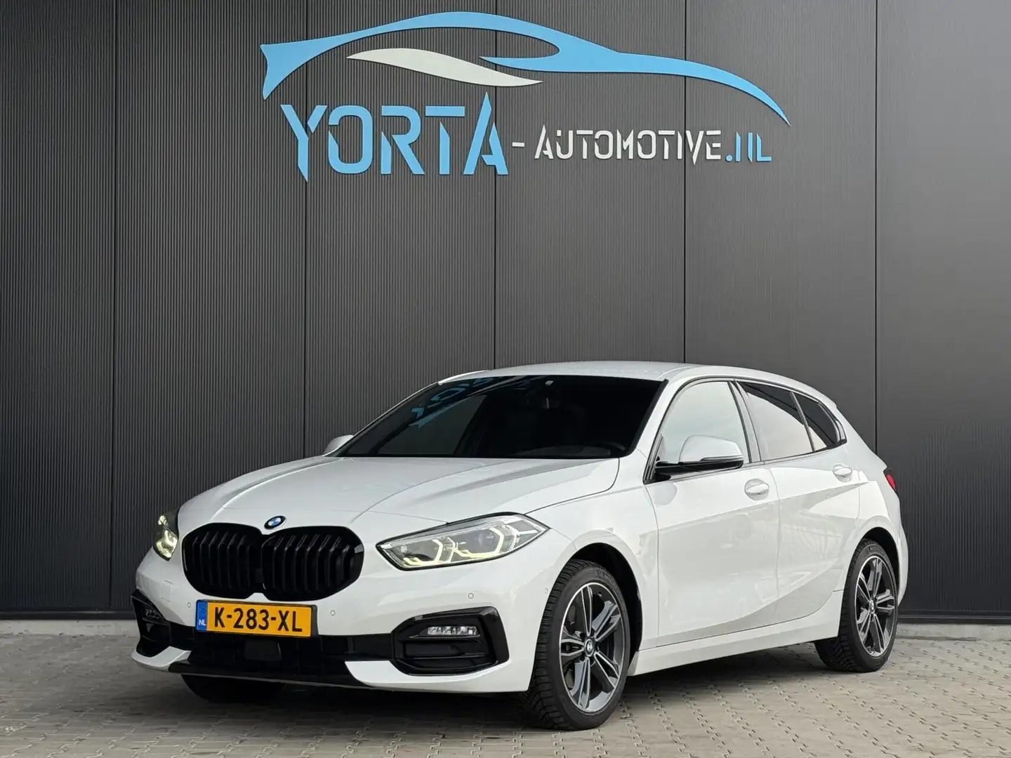 BMW 118 1-serie 118i M Sport High Executive Wit - 1